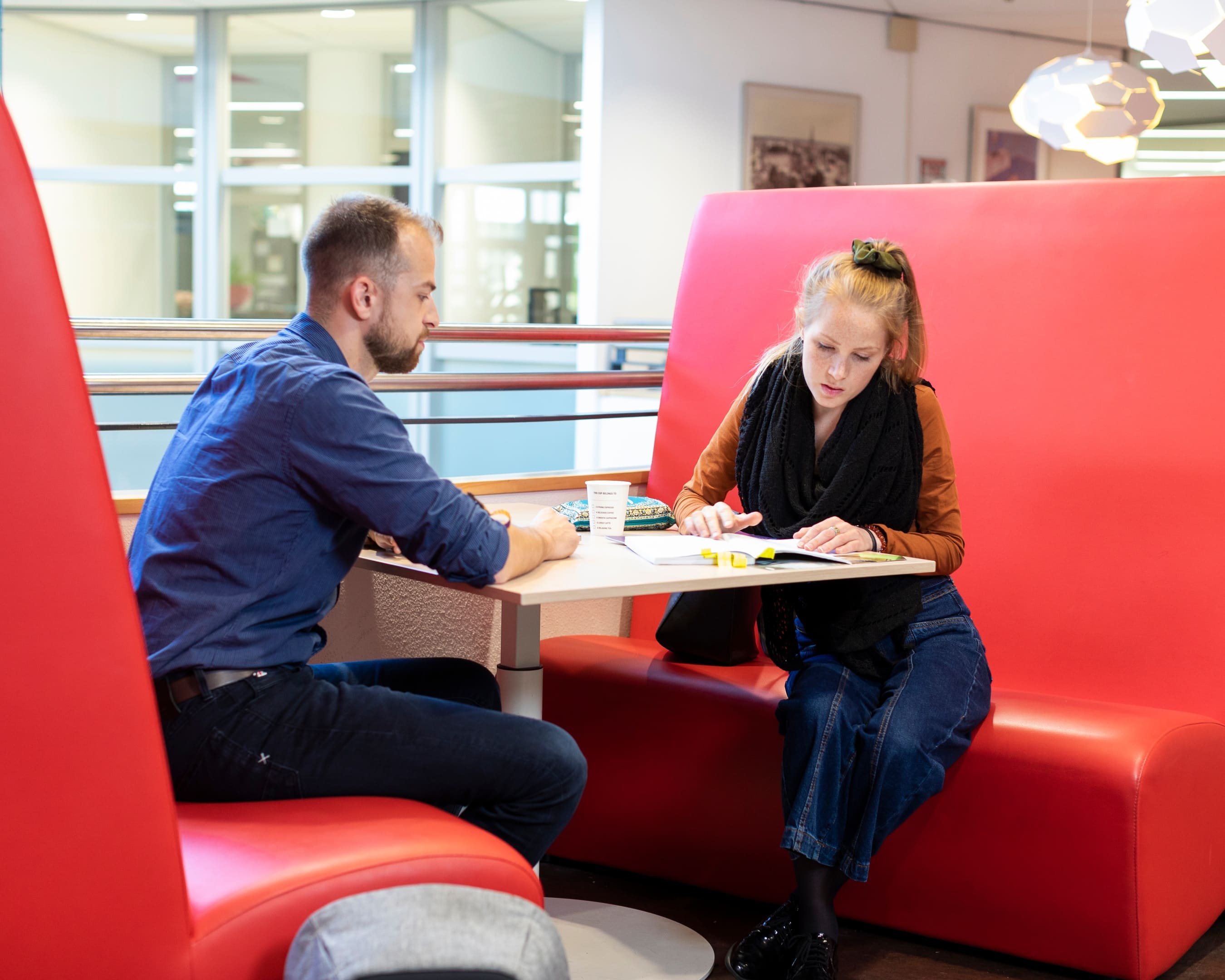 Student voert de opdracht uit.