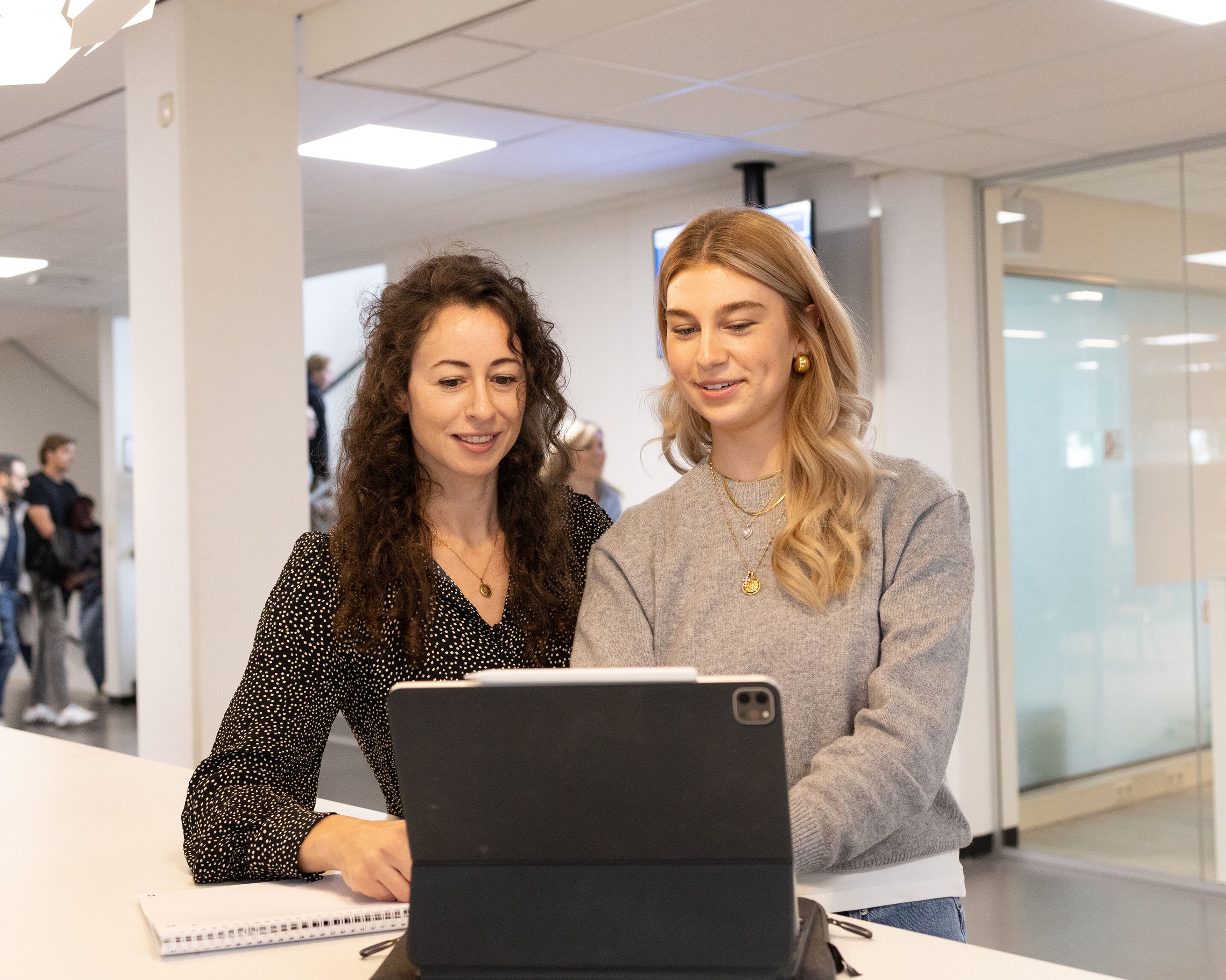 Studenten die samenwerken achter laptop