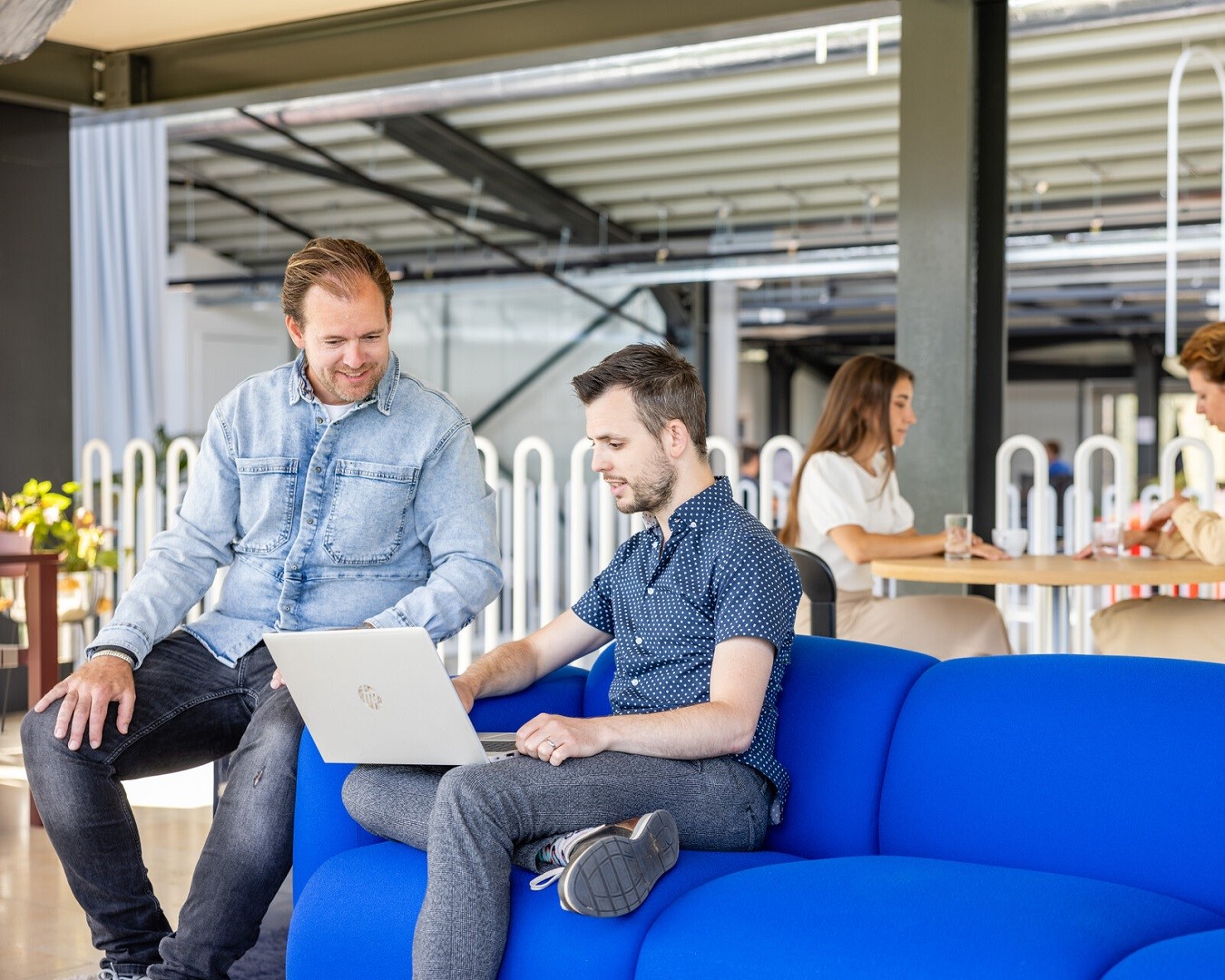 Studenten van de deeltijdopleiding Management in de Zorg  zitten samen