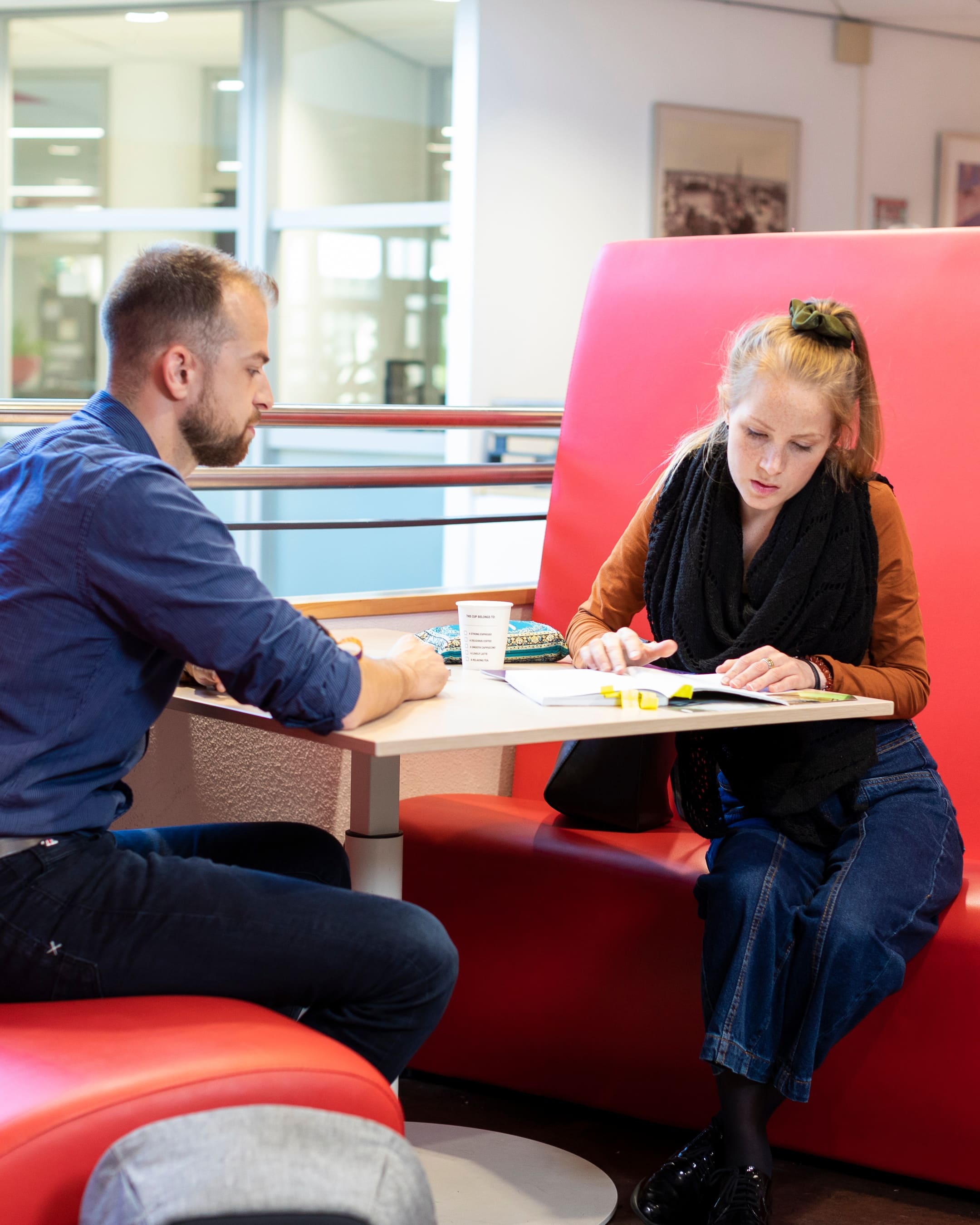 De docent en student van de kopopleiding zijn aan het overleggen