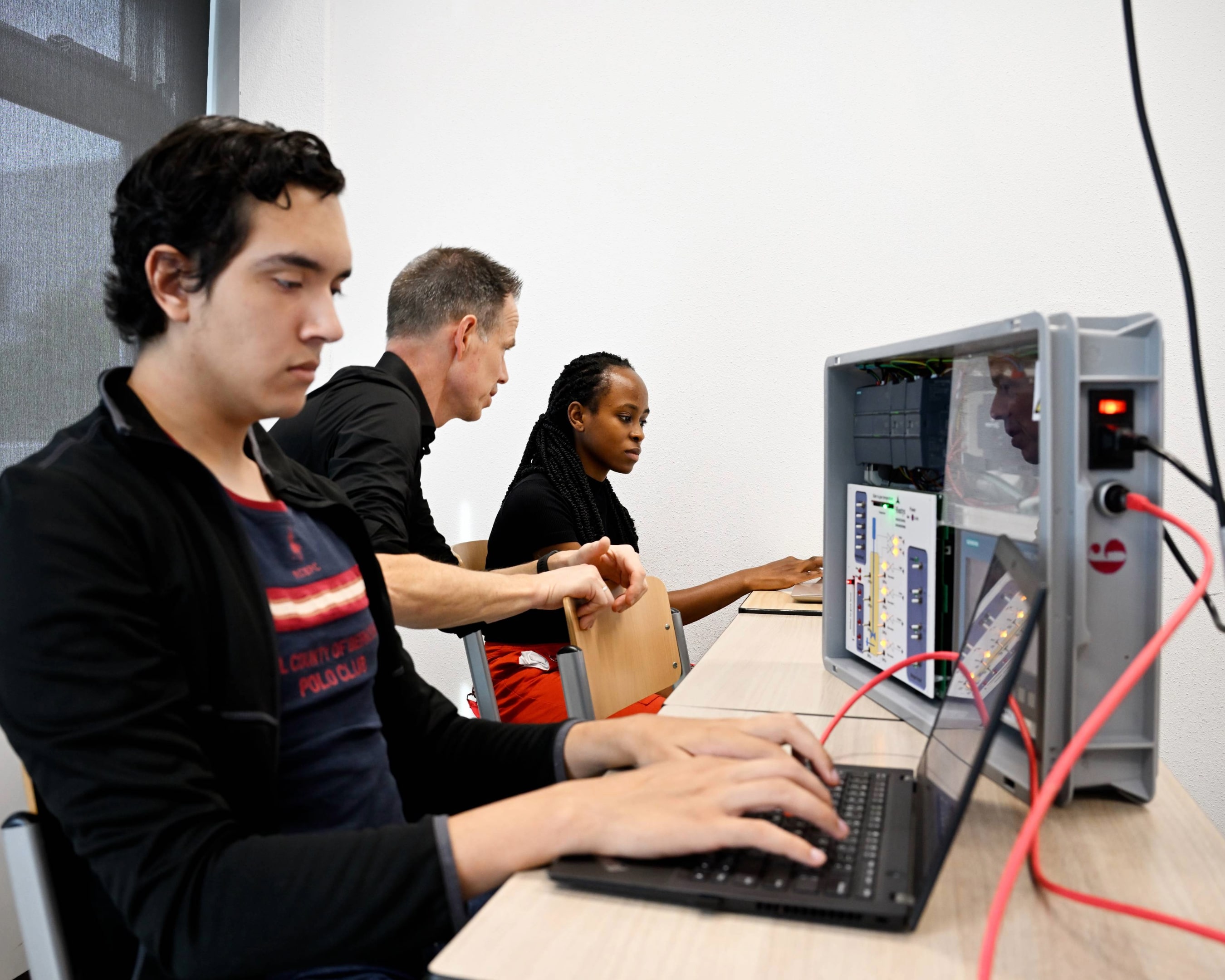 Student Mechatronica werkt in een lab