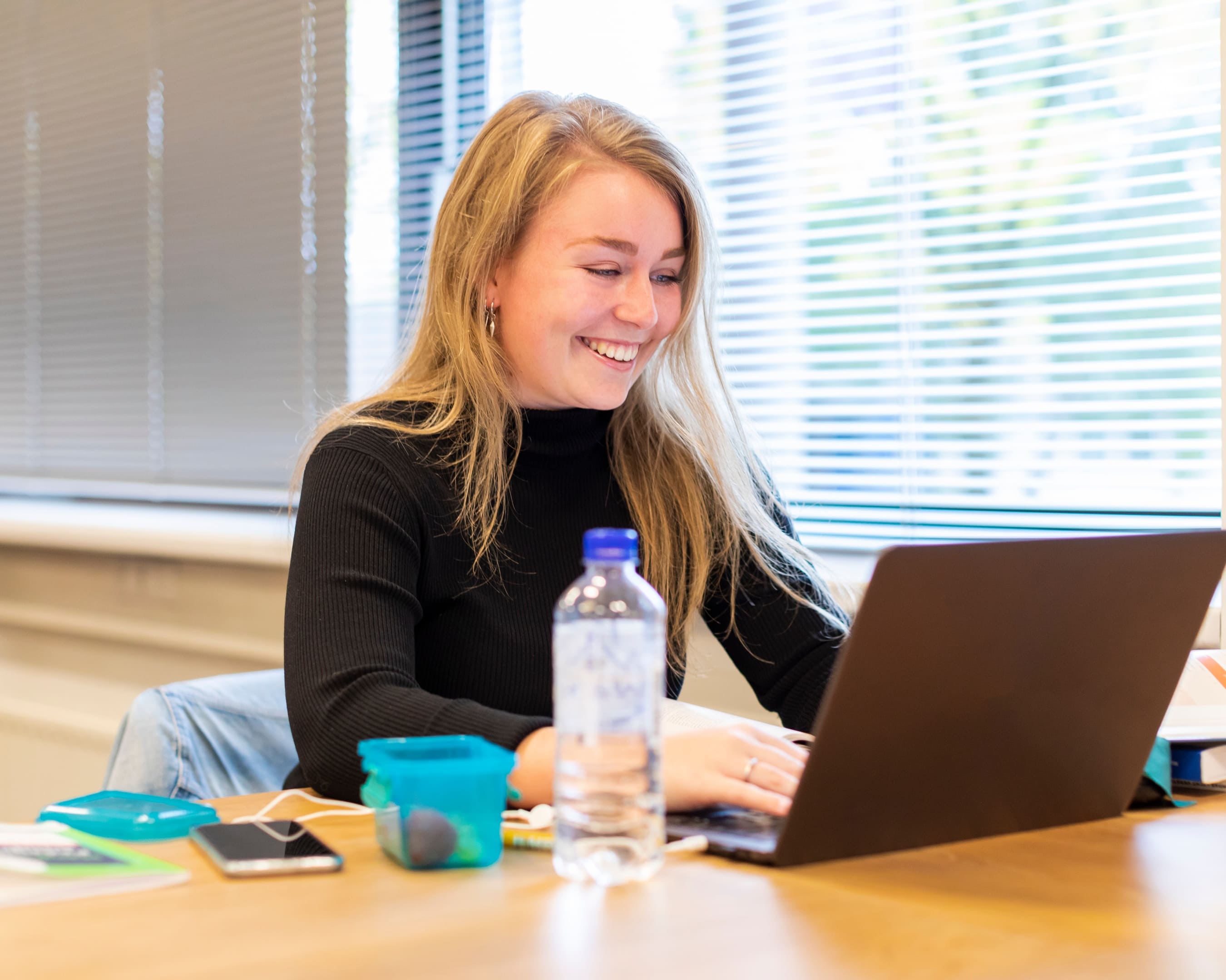 Student deeltijdopleiding Leraar Wiskunde achter laptop