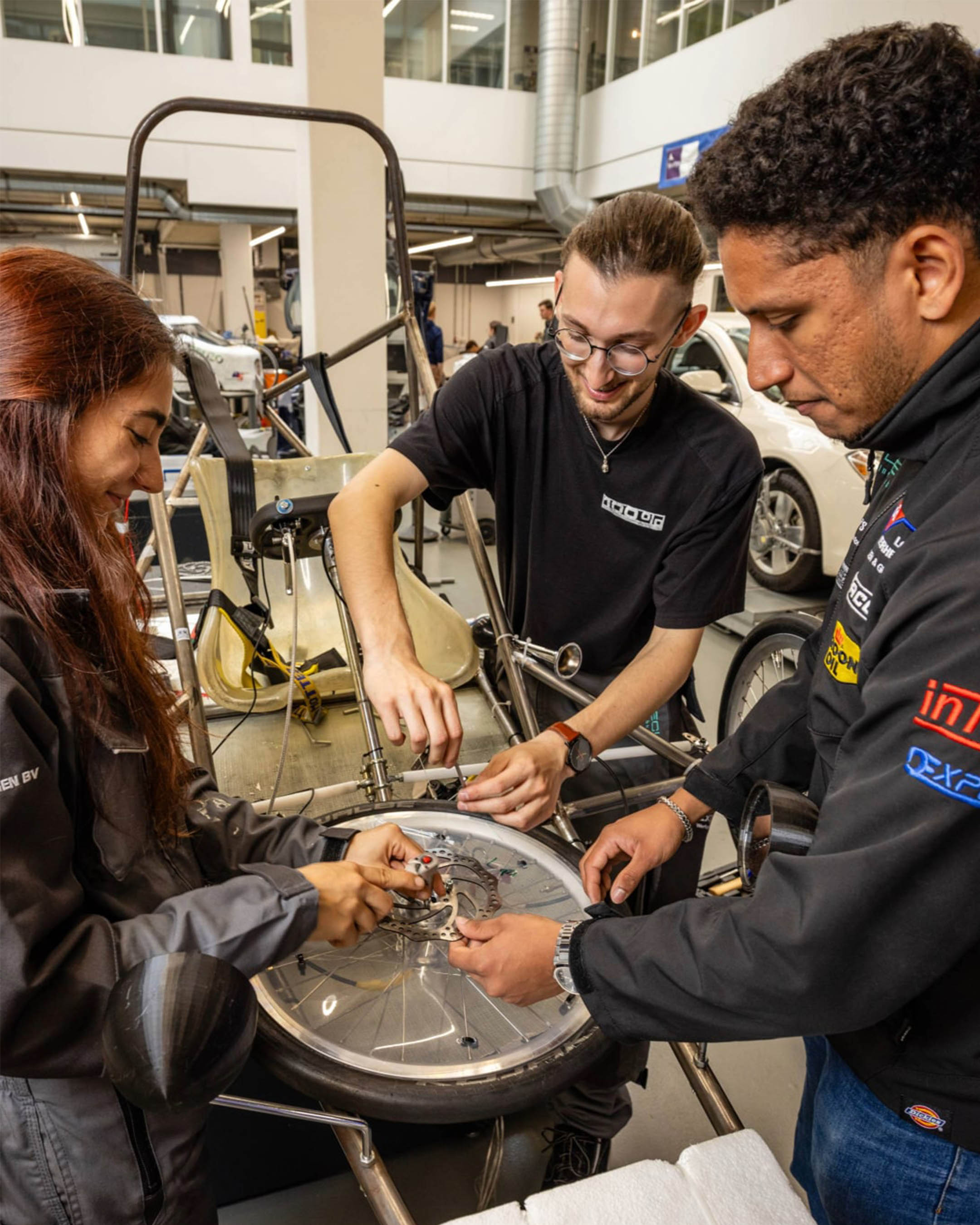 Studenten van Automotive zijn aan het werken