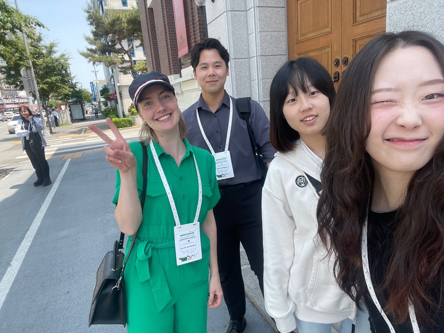 Isabelle de Groot (in het groen) met drie Koreaanse studenten