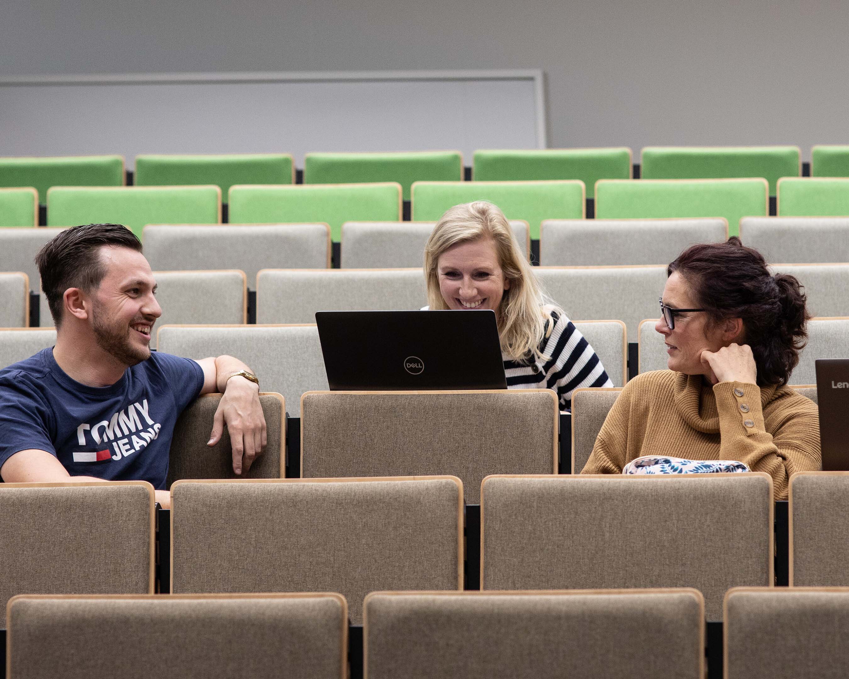 Studenten deeltijdopleiding Leraar Nederlands zitten in collegezaal