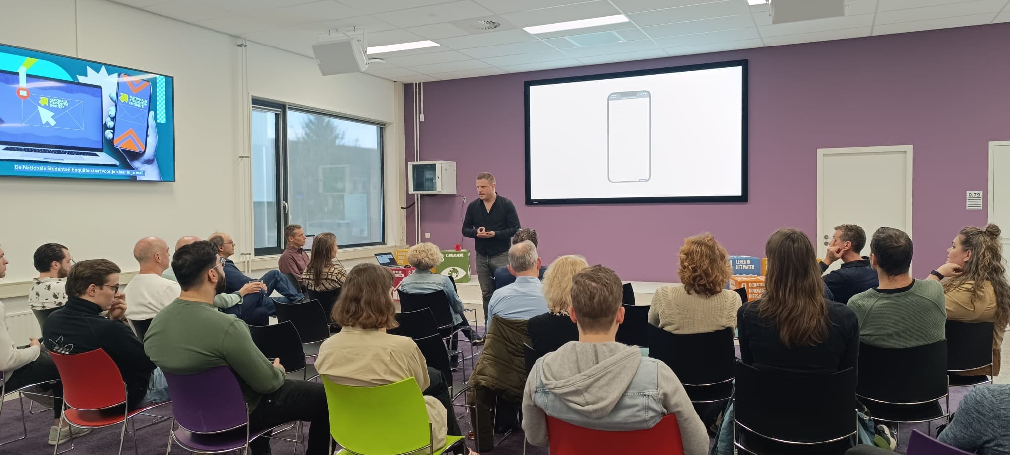 Publiek luistert naar presentatie