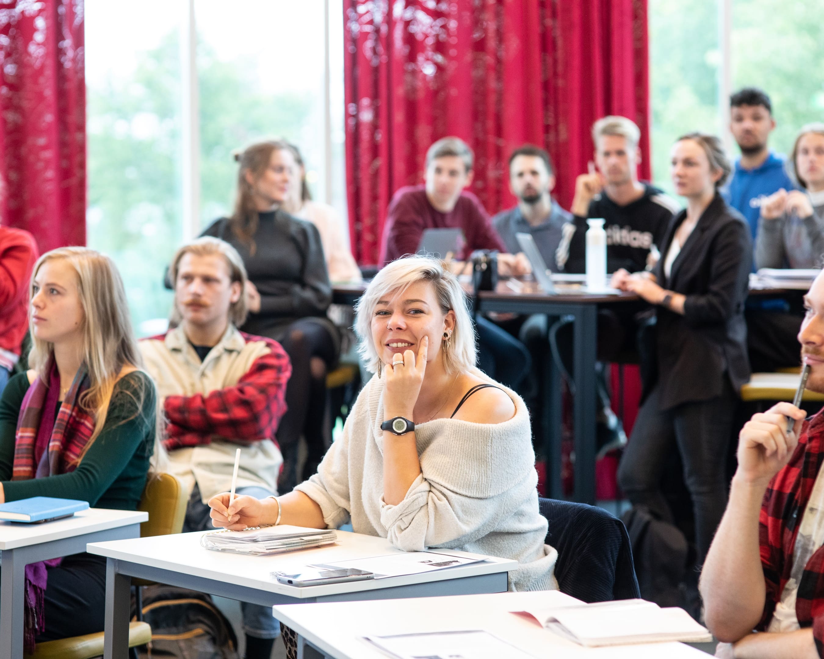 Groep studenten zijn bezig met een opdracht