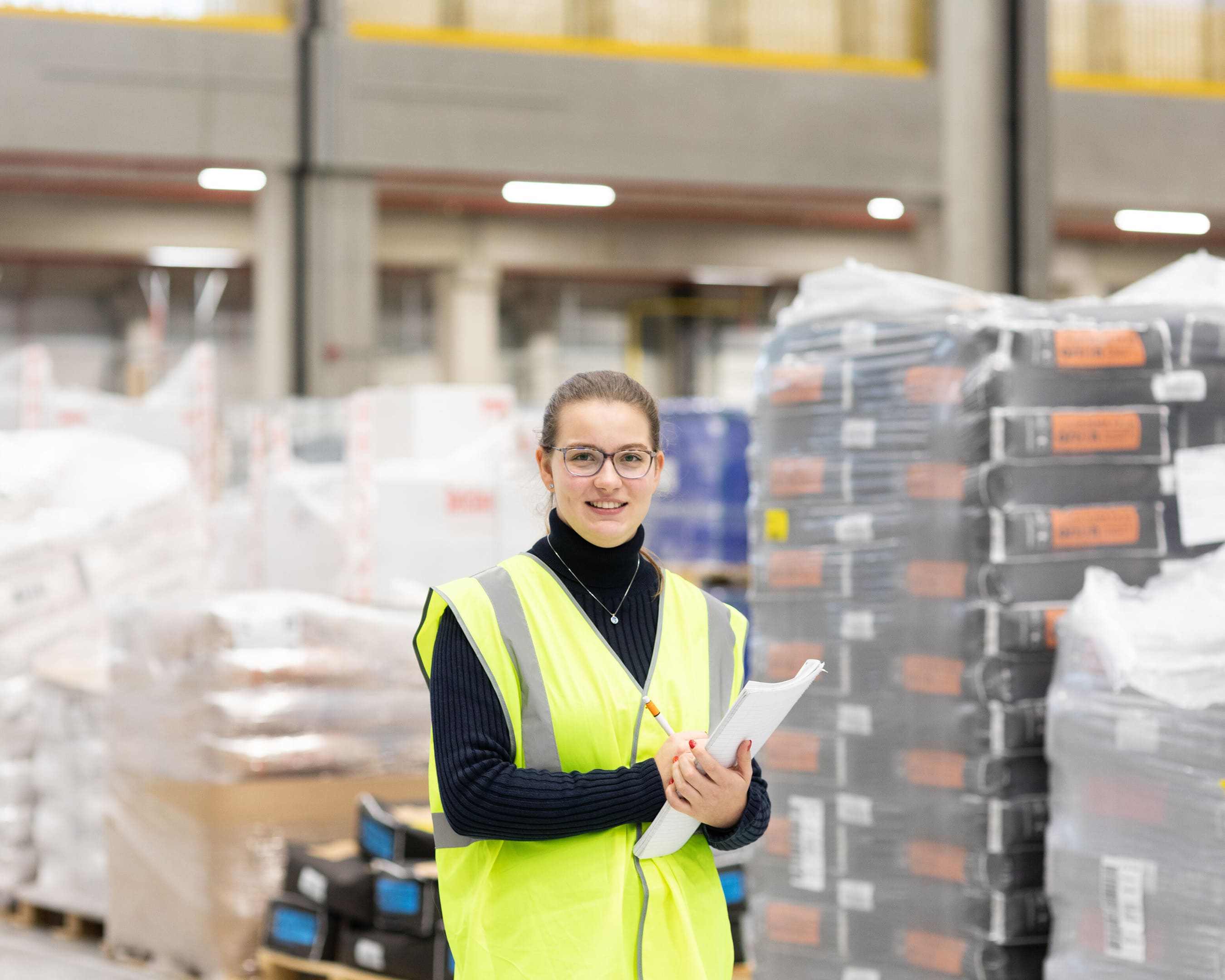 Student in een magazijn Logistics Engineering