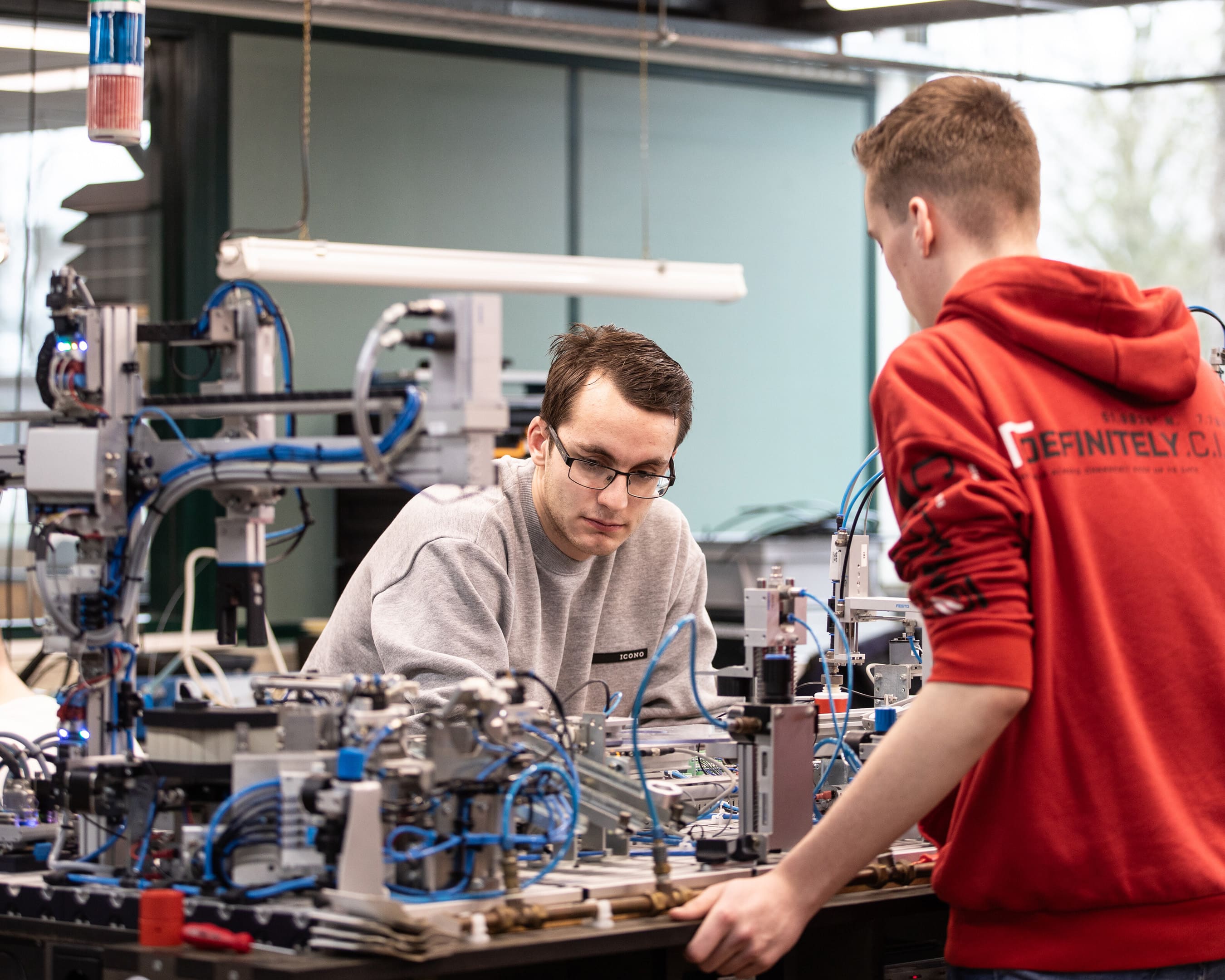 Studenten van Mechatronica  zijn aan het werken