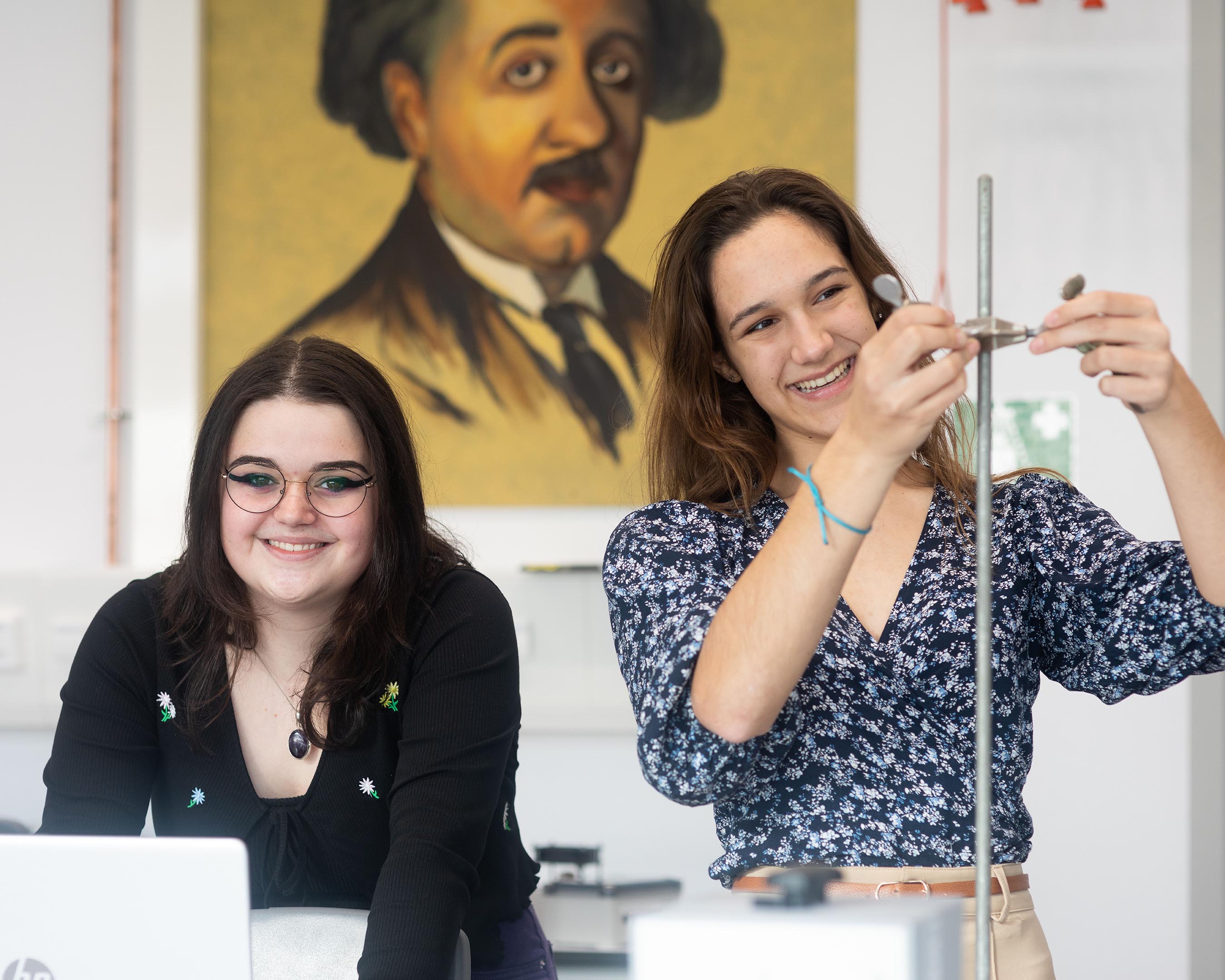 Twee Technische Natuurkunde studenten lachen samen