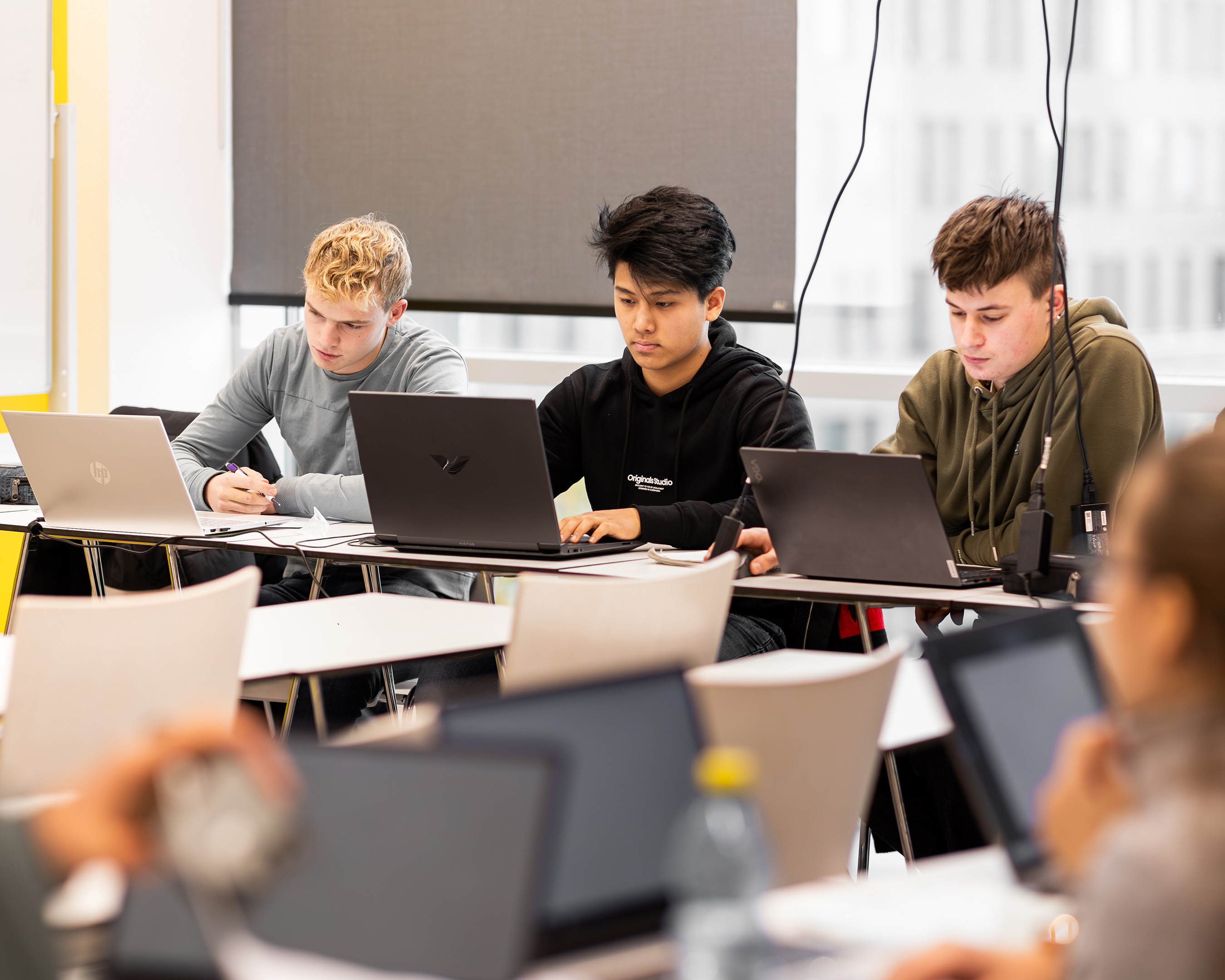 AD Technische Bedrijfskunde studenten achter laptop in klaslokaal