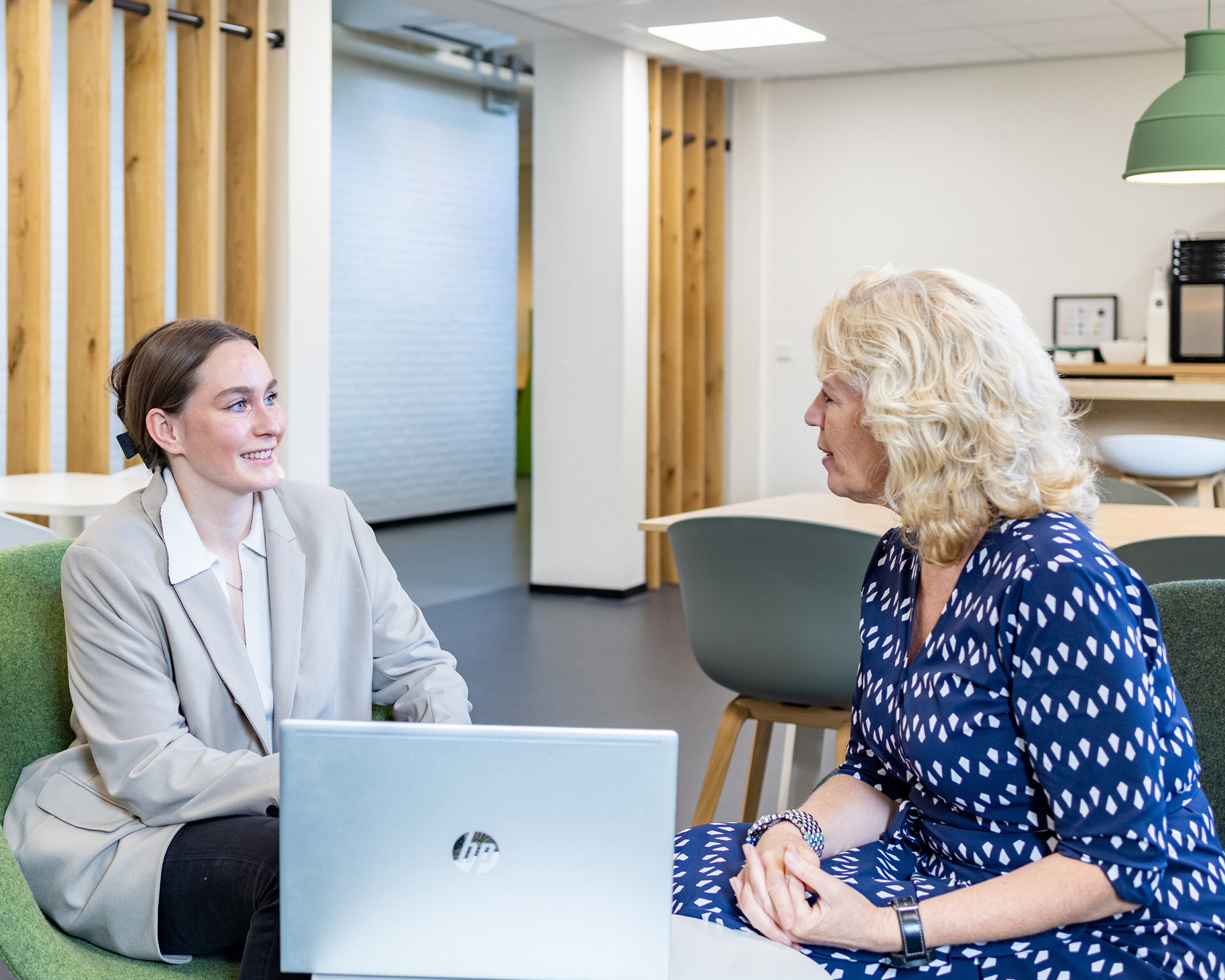 Docent en student van opleiding Informatica zijn aan het praten