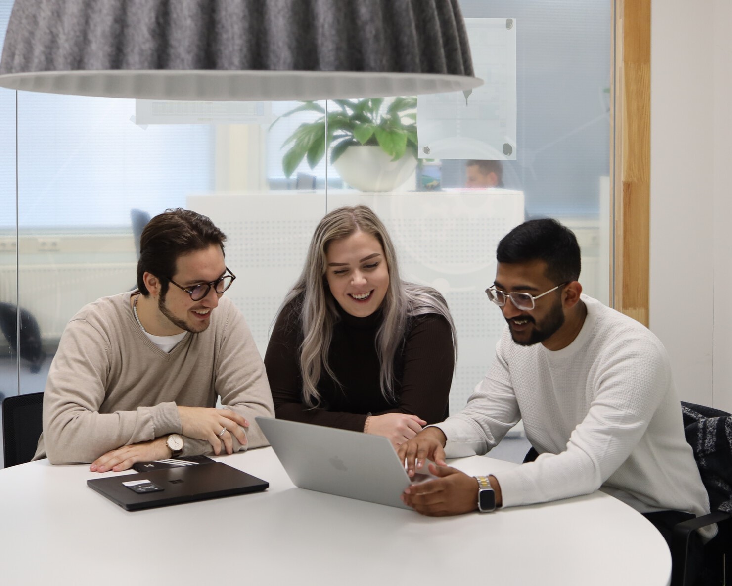 Fontys Commerciële Economie studenten in overleg