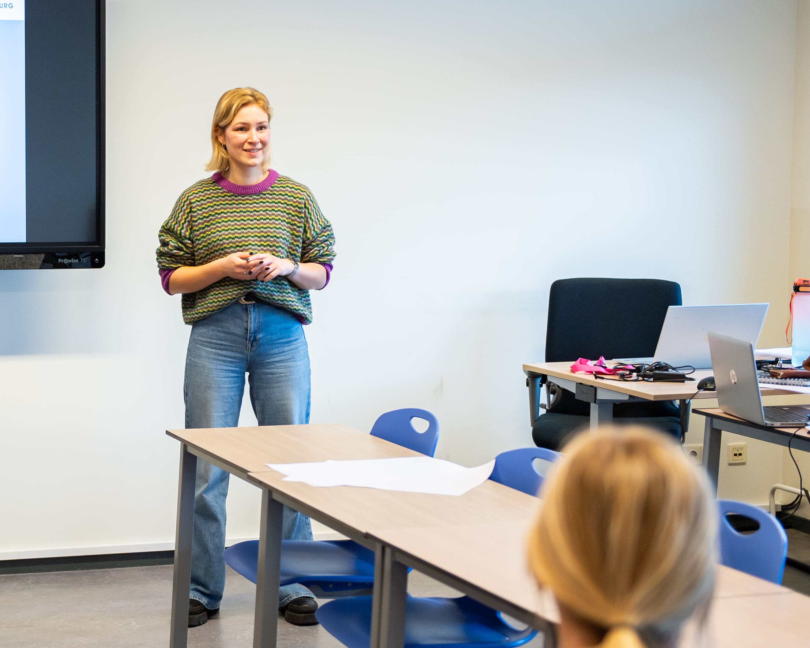 Student staat voor de klas te vertellen over de stof