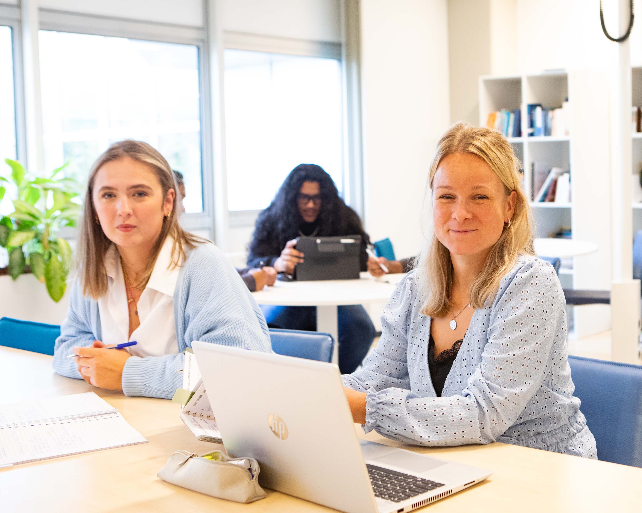 Studenten achter de laptop