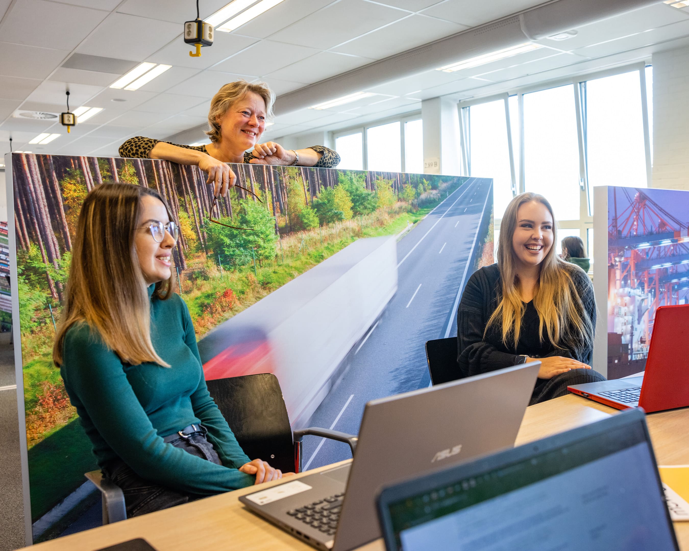 Studenten werken samen Logistics Management