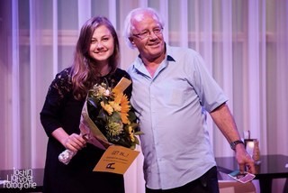 Sanne Rambags ontvangt de prijs Wilbert van Herwijnen, voorzitter Stichting Ateliers Tilburg