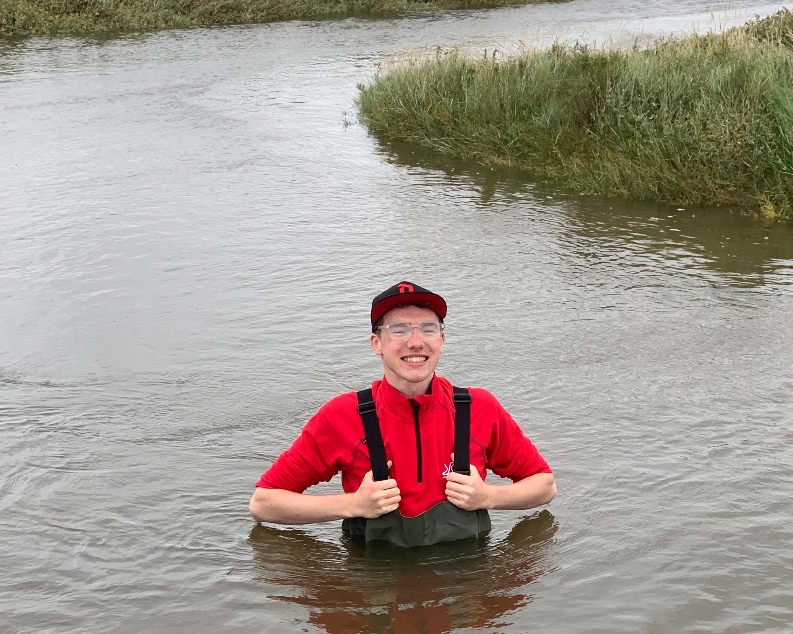 Student doet onderzoek in het water