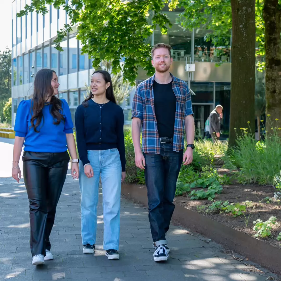 Studenten buiten op de campus in Eindhoven