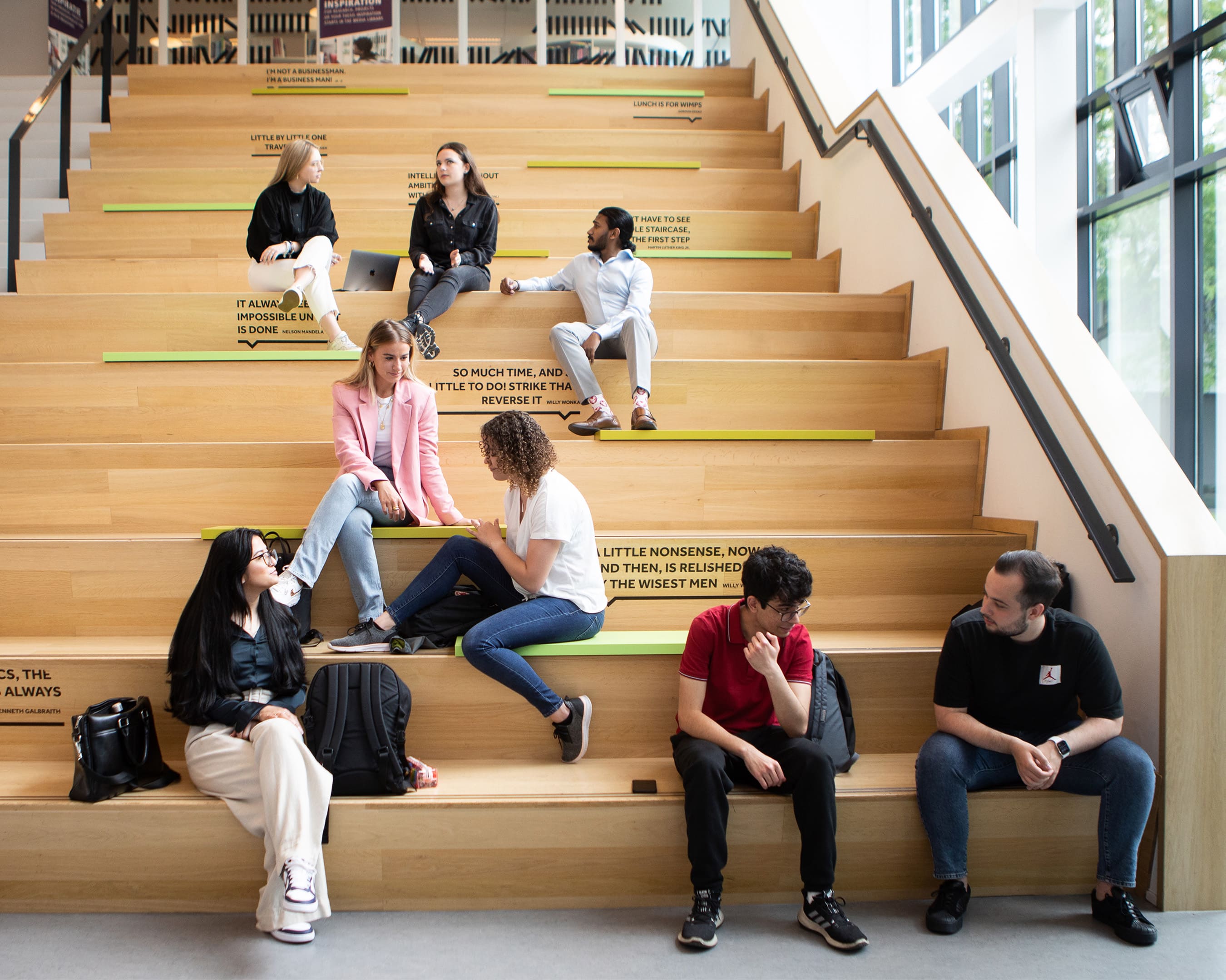 Studenten van de opleiding associate degree Commerciële Economie voltijd zitten samen