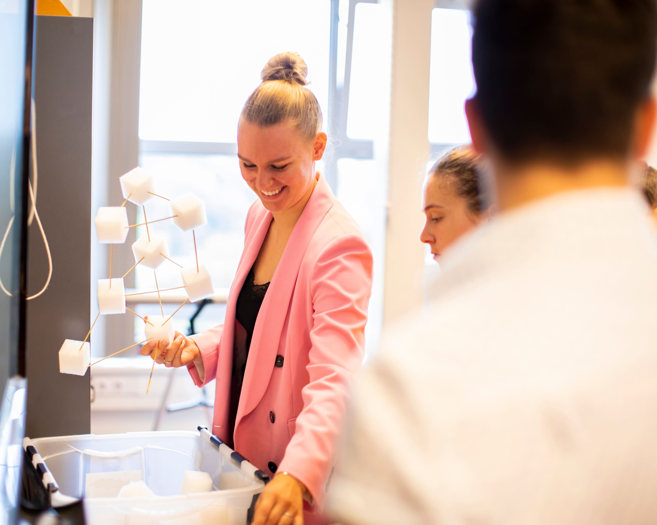 Student opleiding Leraar Natuurkunde een opdracht voor natuurkunde aan het uitvoeren.