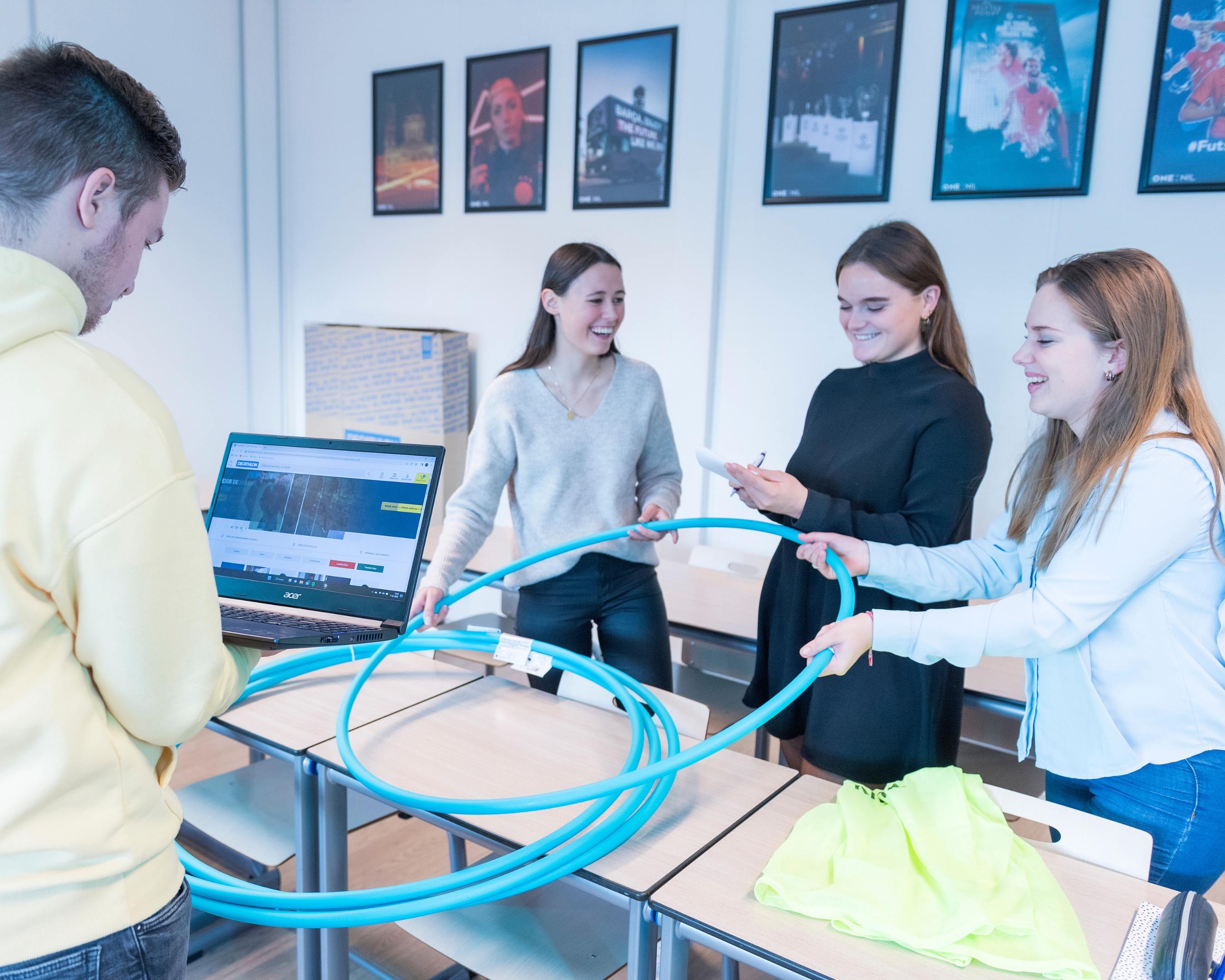 vier studenten bekijken hoelahoeps