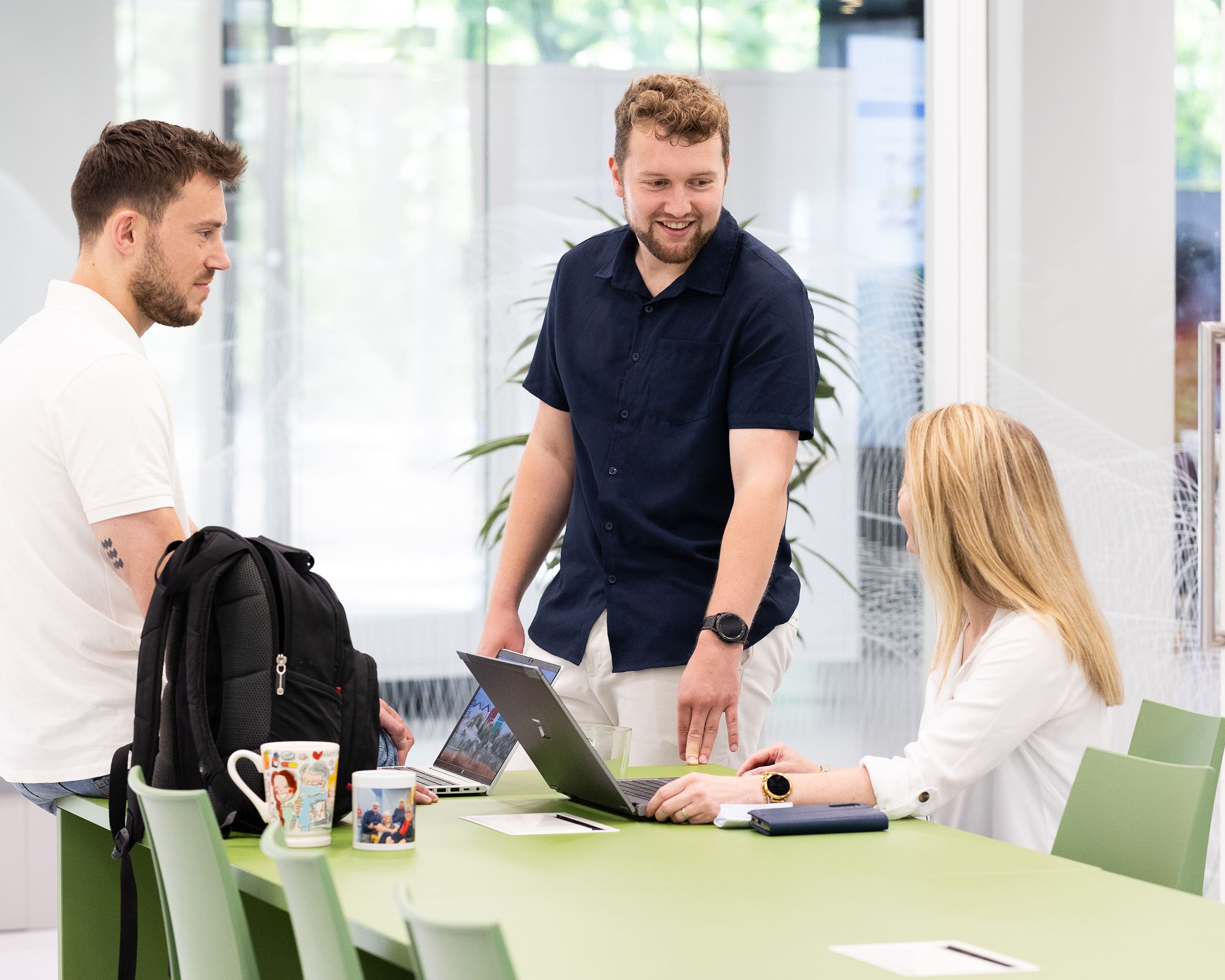 Studenten van de opleiding Associate degree Commerciële Economie deeltijd zitten samen