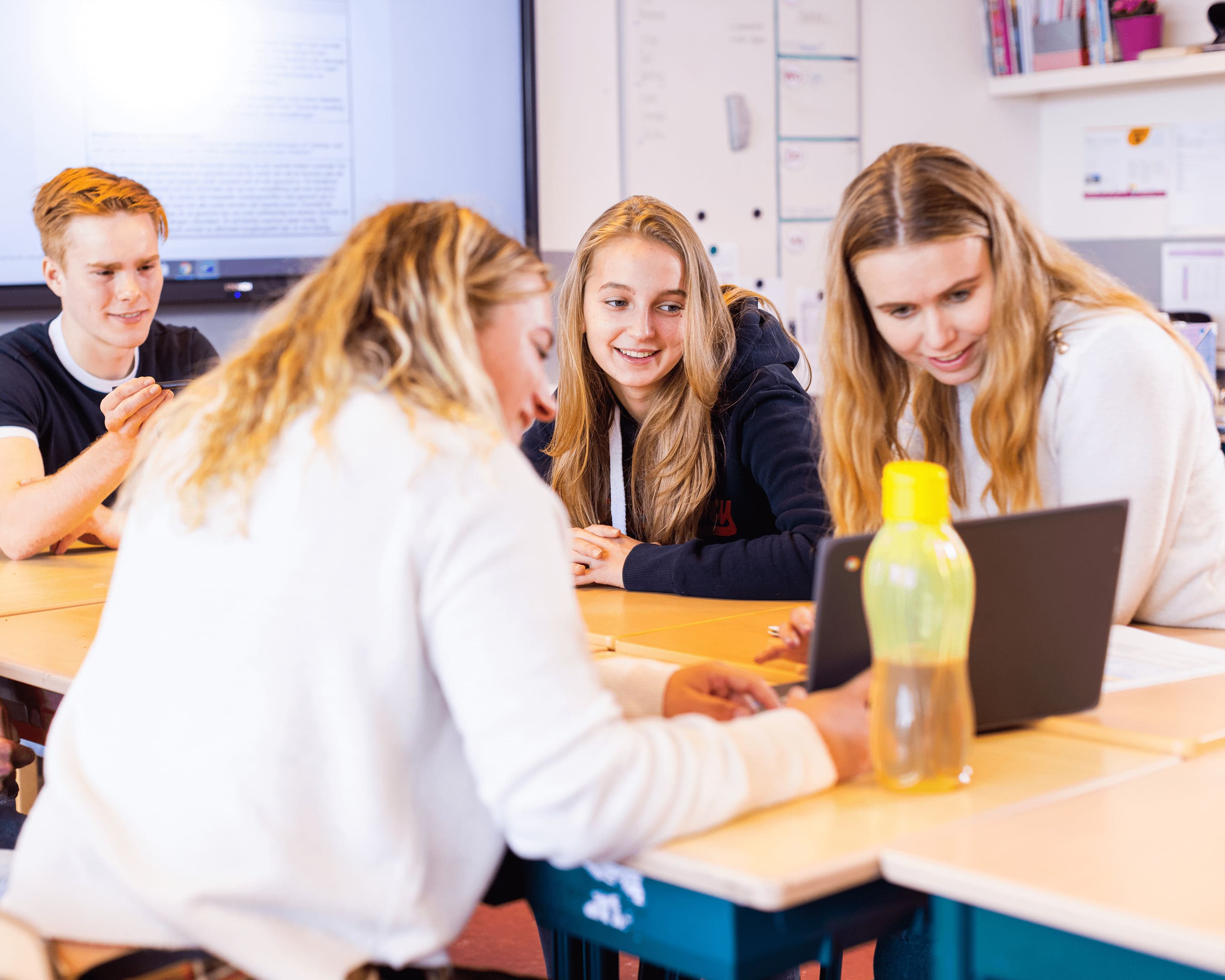 Groep studenten zijn bezig met een opdracht