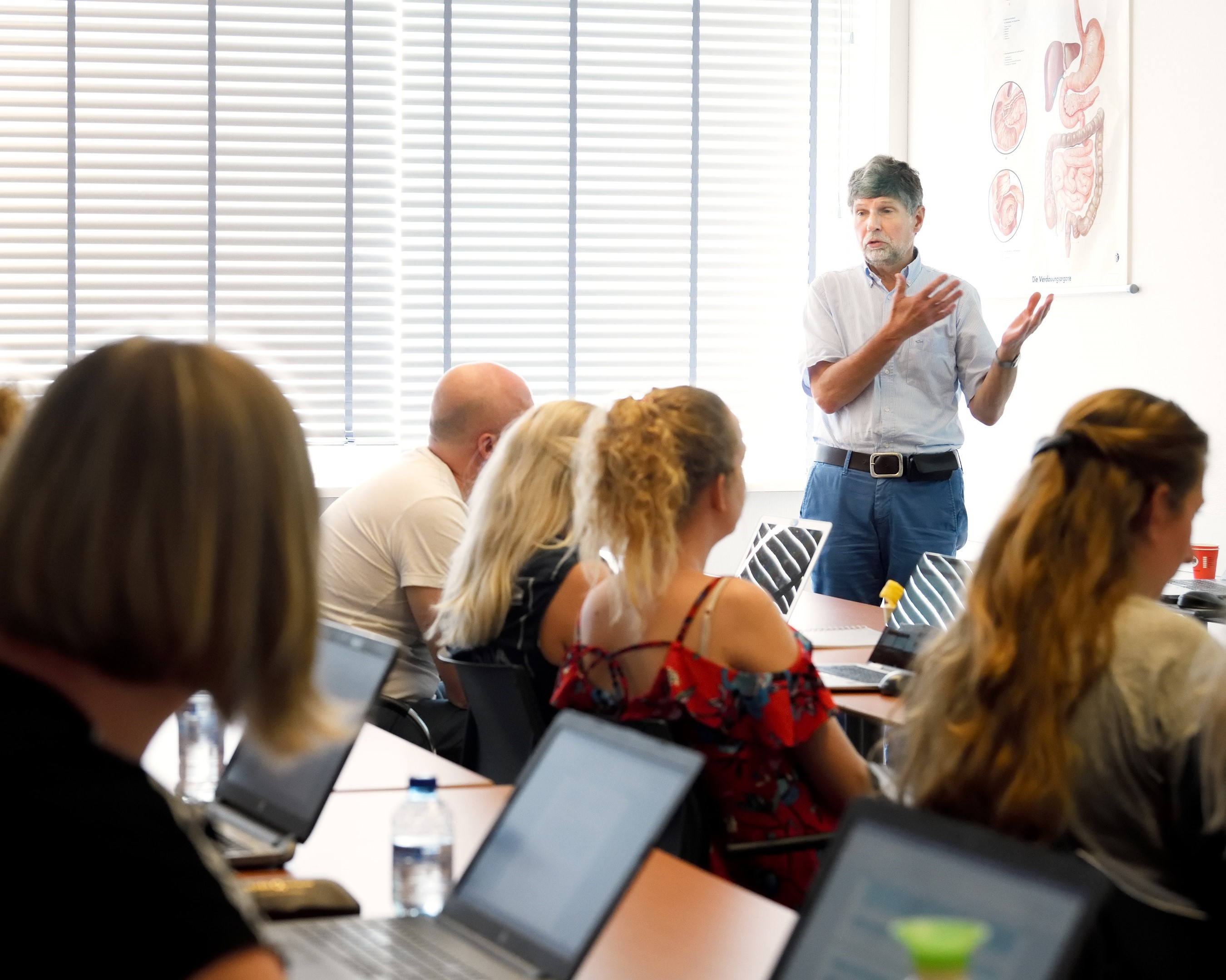 Docent staat voor de klas en legt iets uit