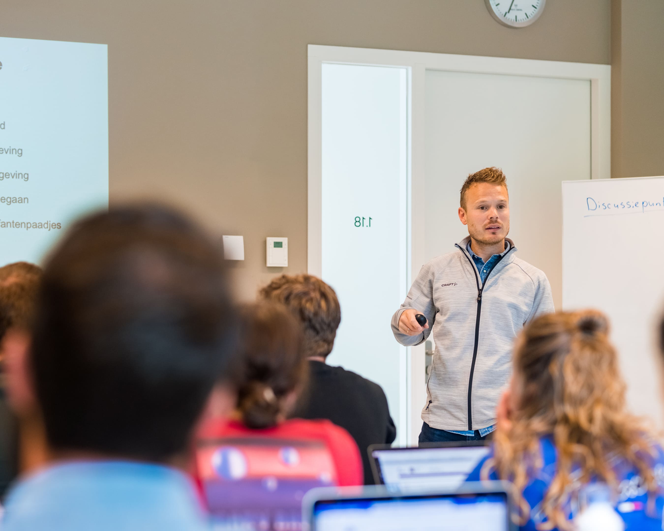 Docent van masteropleiding Sport en Bewegingsonderwijs geeft een les