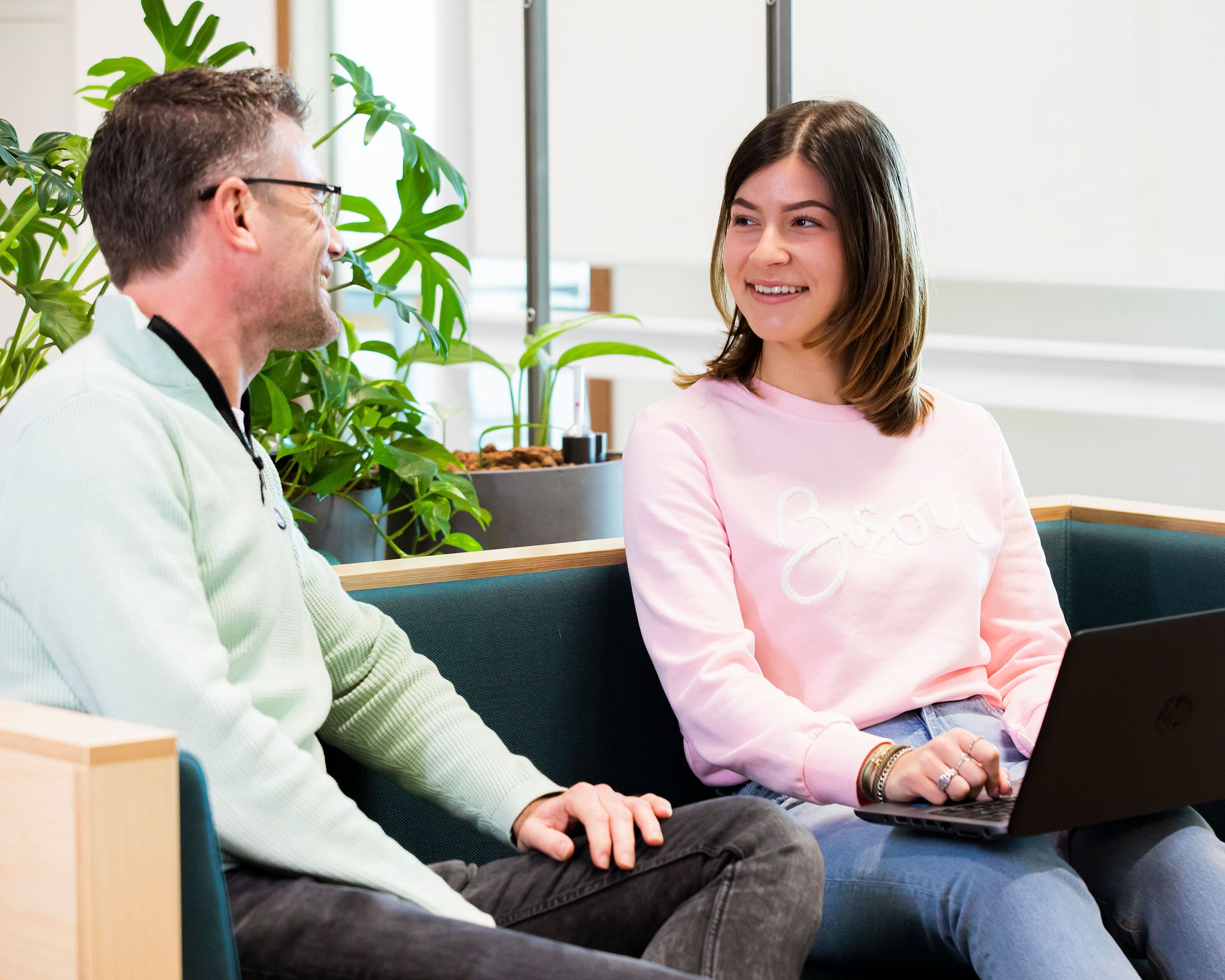 Twee mensen in gesprek met elkaar op een bank