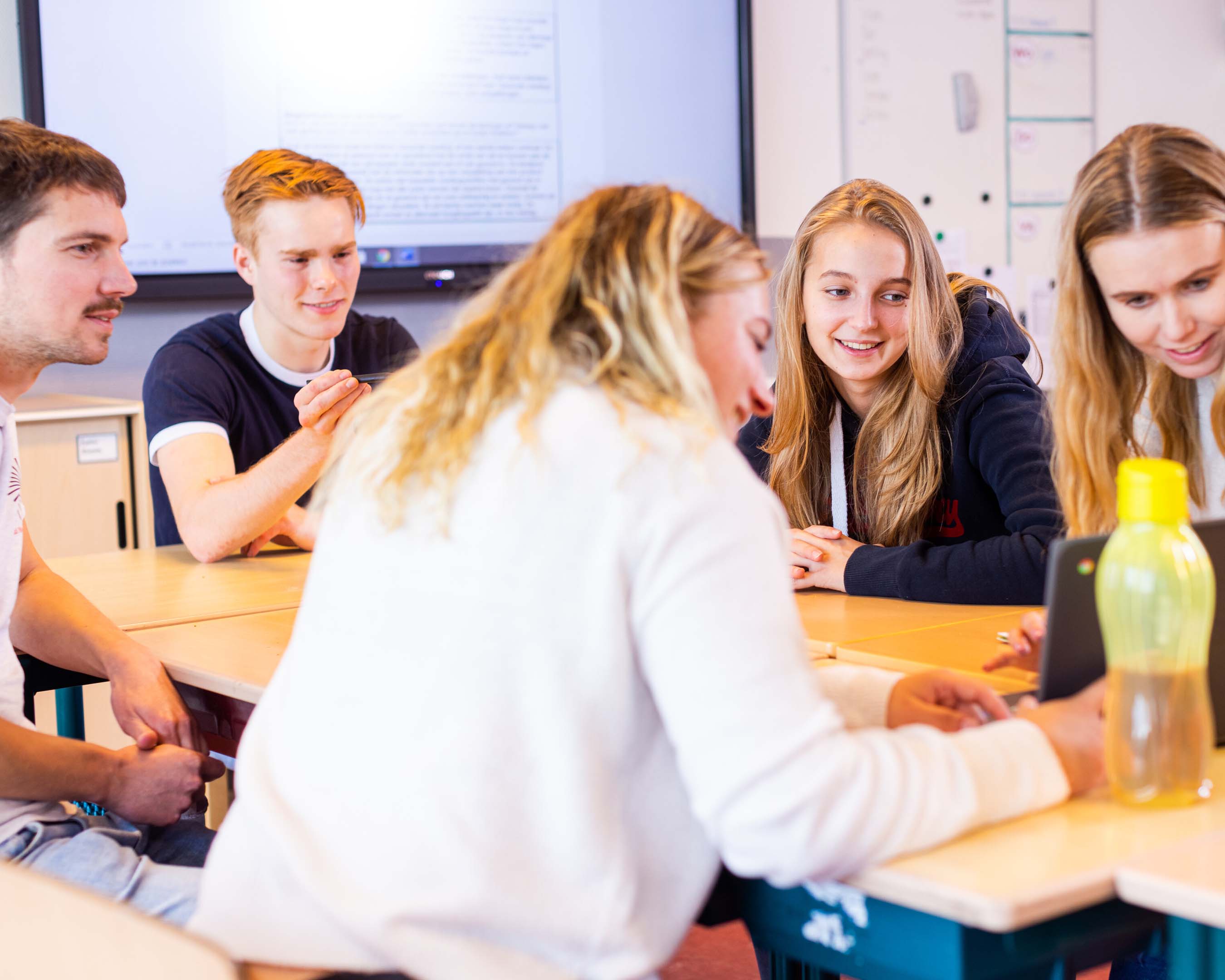 Studenten opleiding Leraar Scheikunde werken aan opdracht op laptop