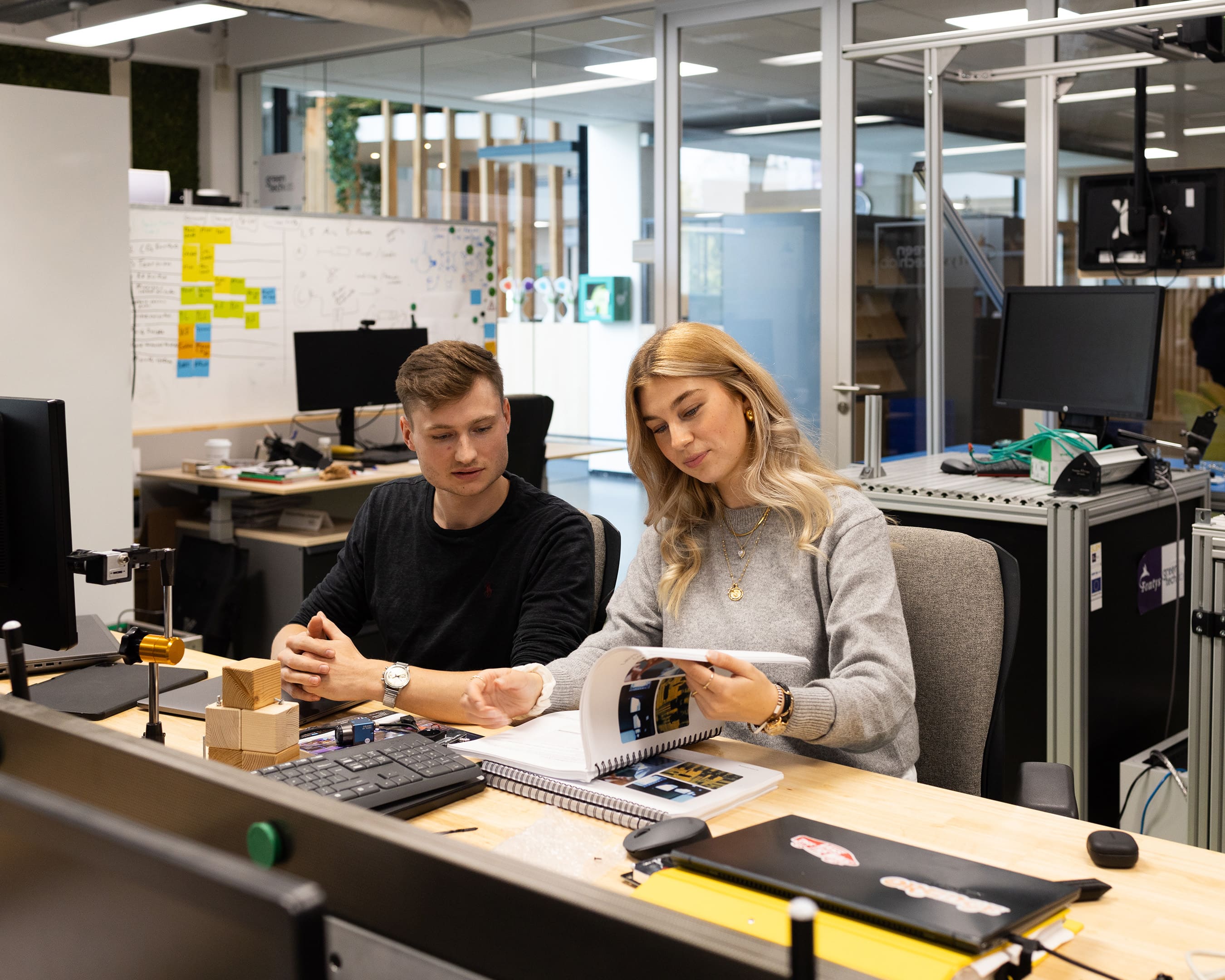 Student van  Logistics Management aan het werken