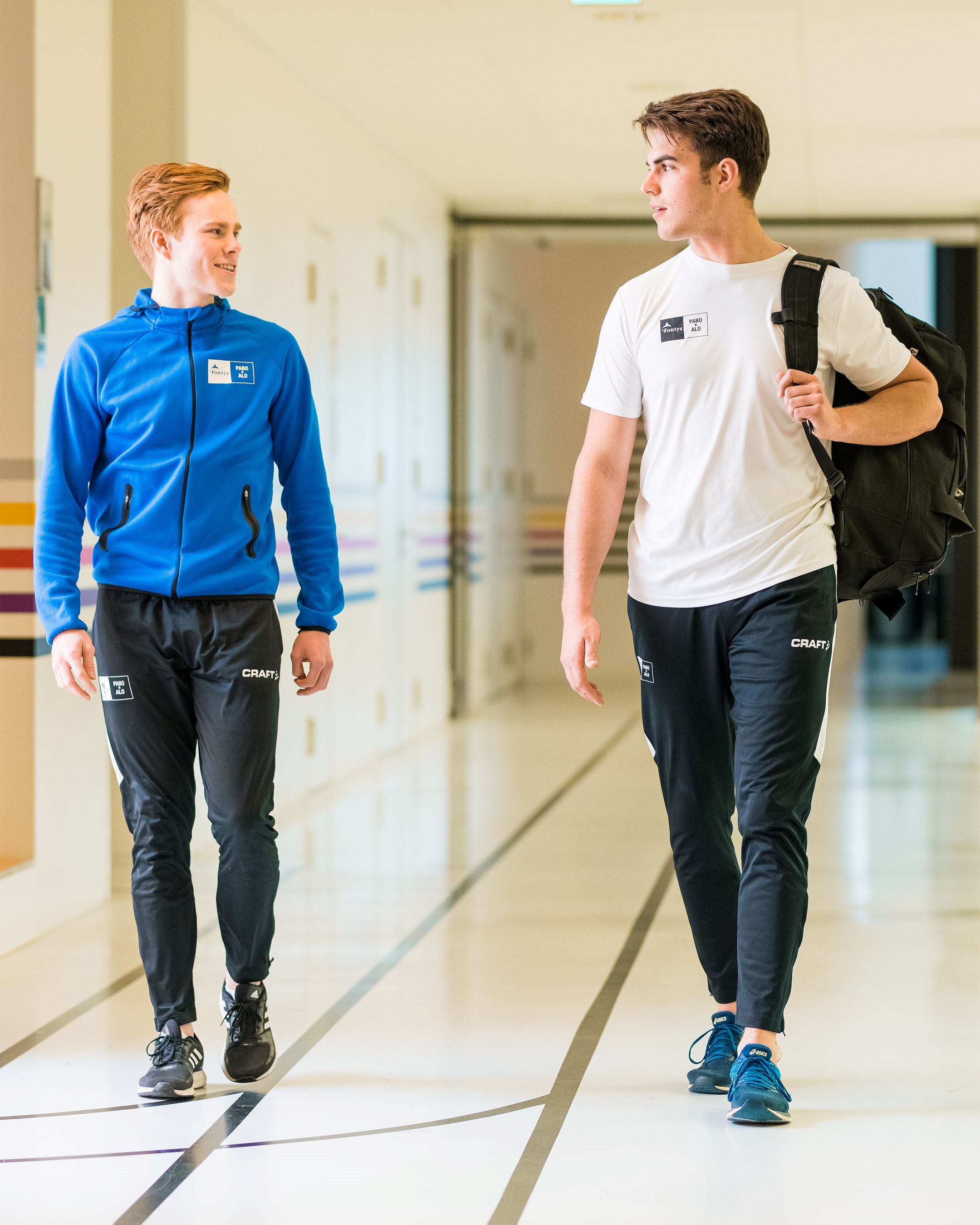 Een student in een gymzaal