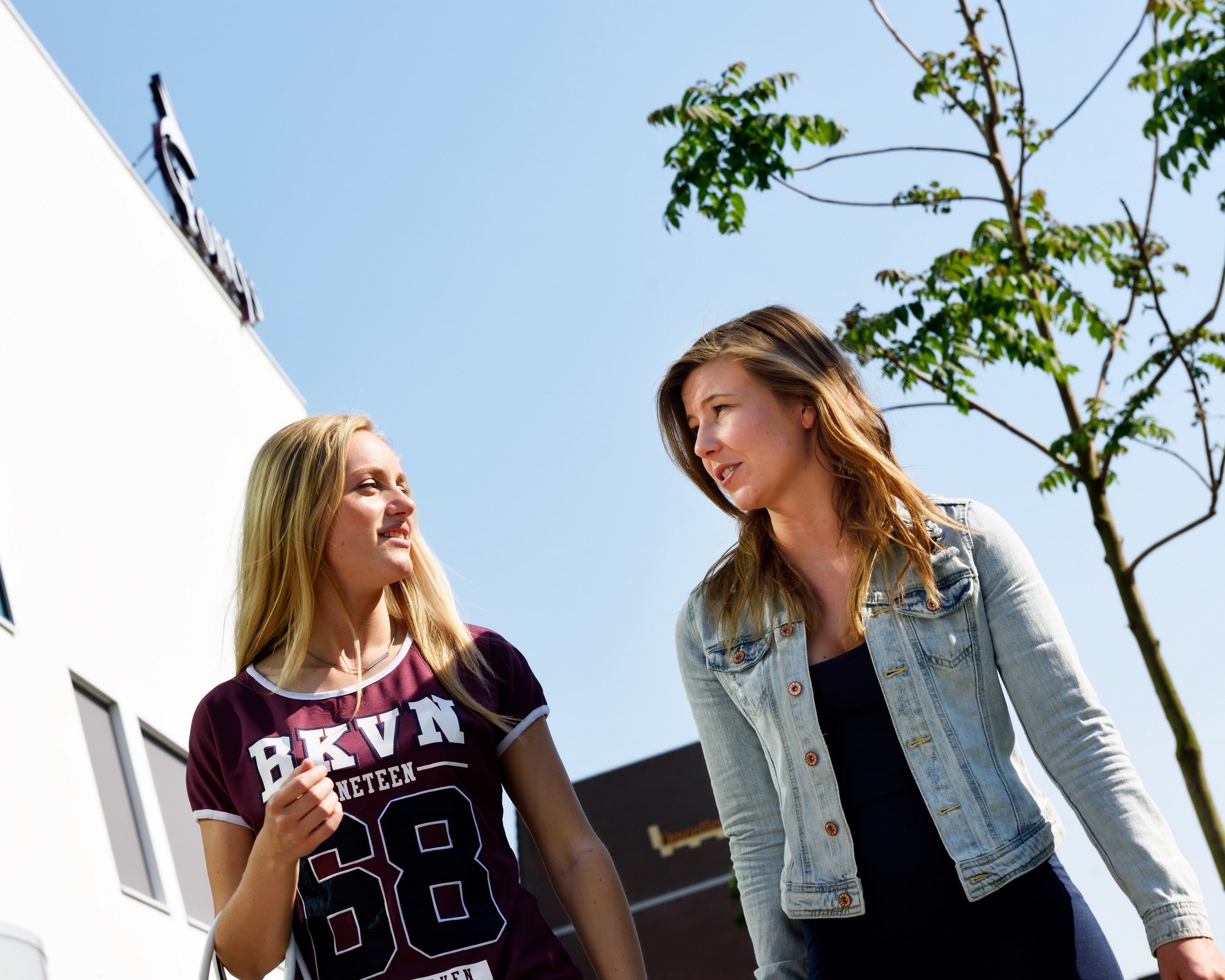 Studenten van AD Management in de Zorg zijn aan het lopen