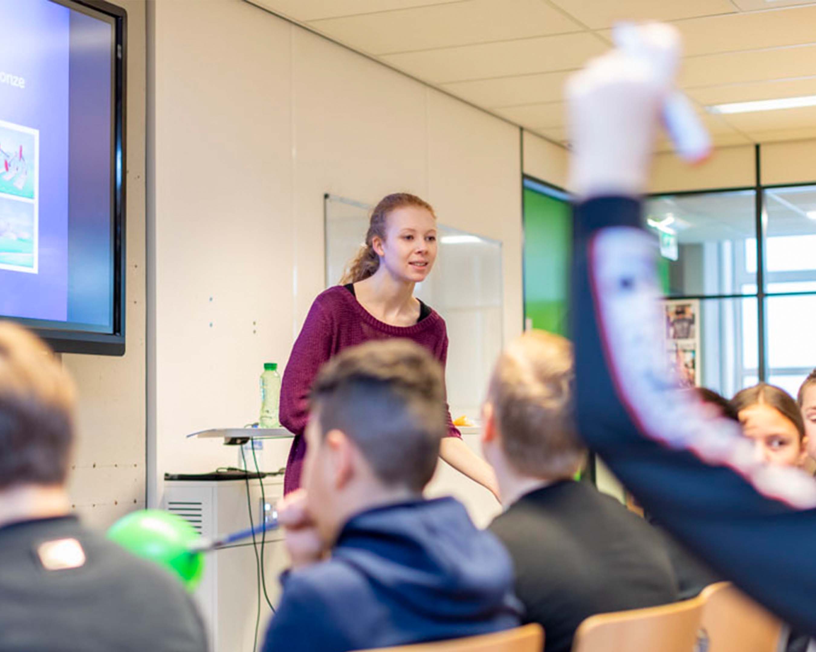 Deeltijdstudent Leraar Scheikunde in klas met leerlingen middelbare school