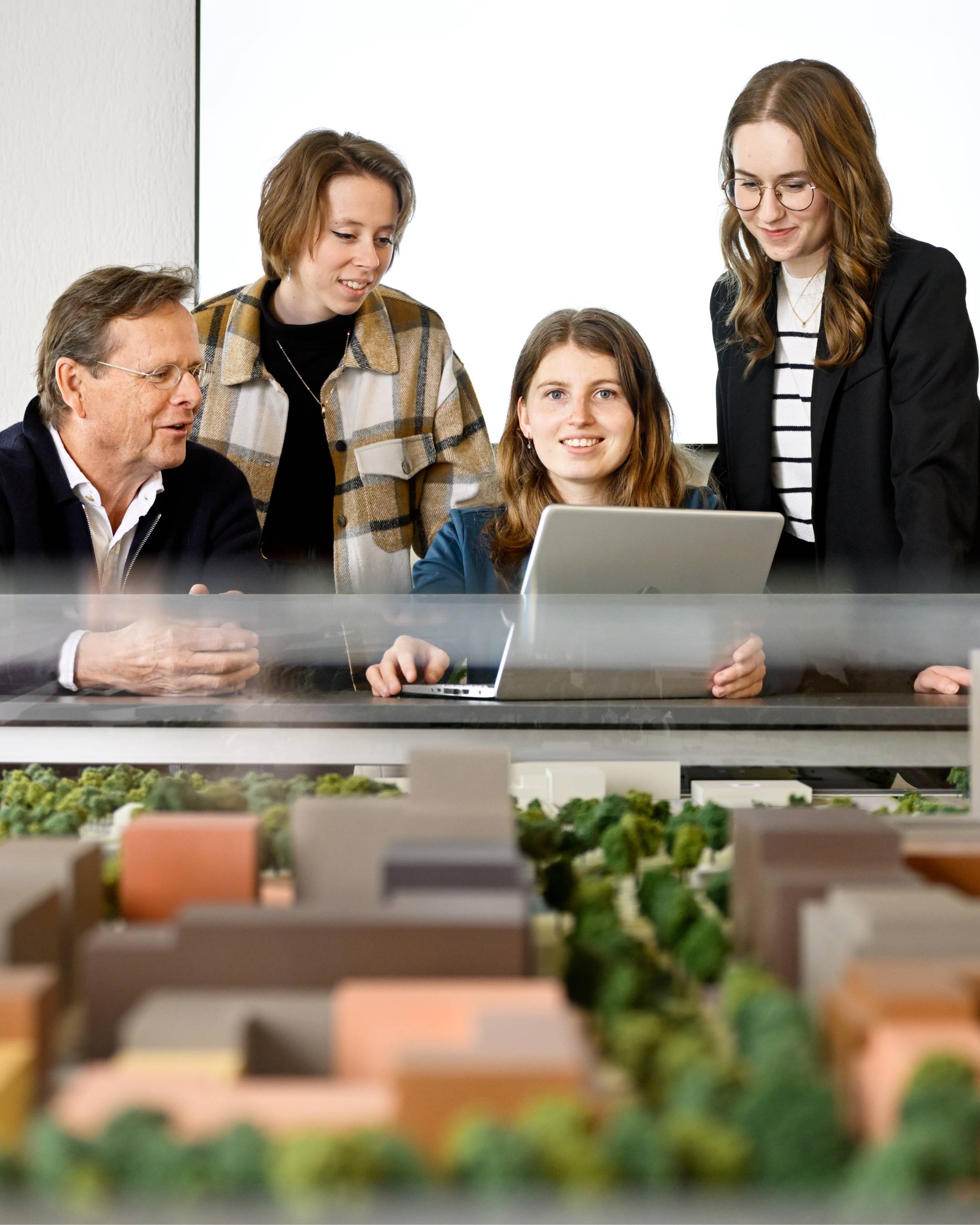 studenten kijken samen naar een laptop