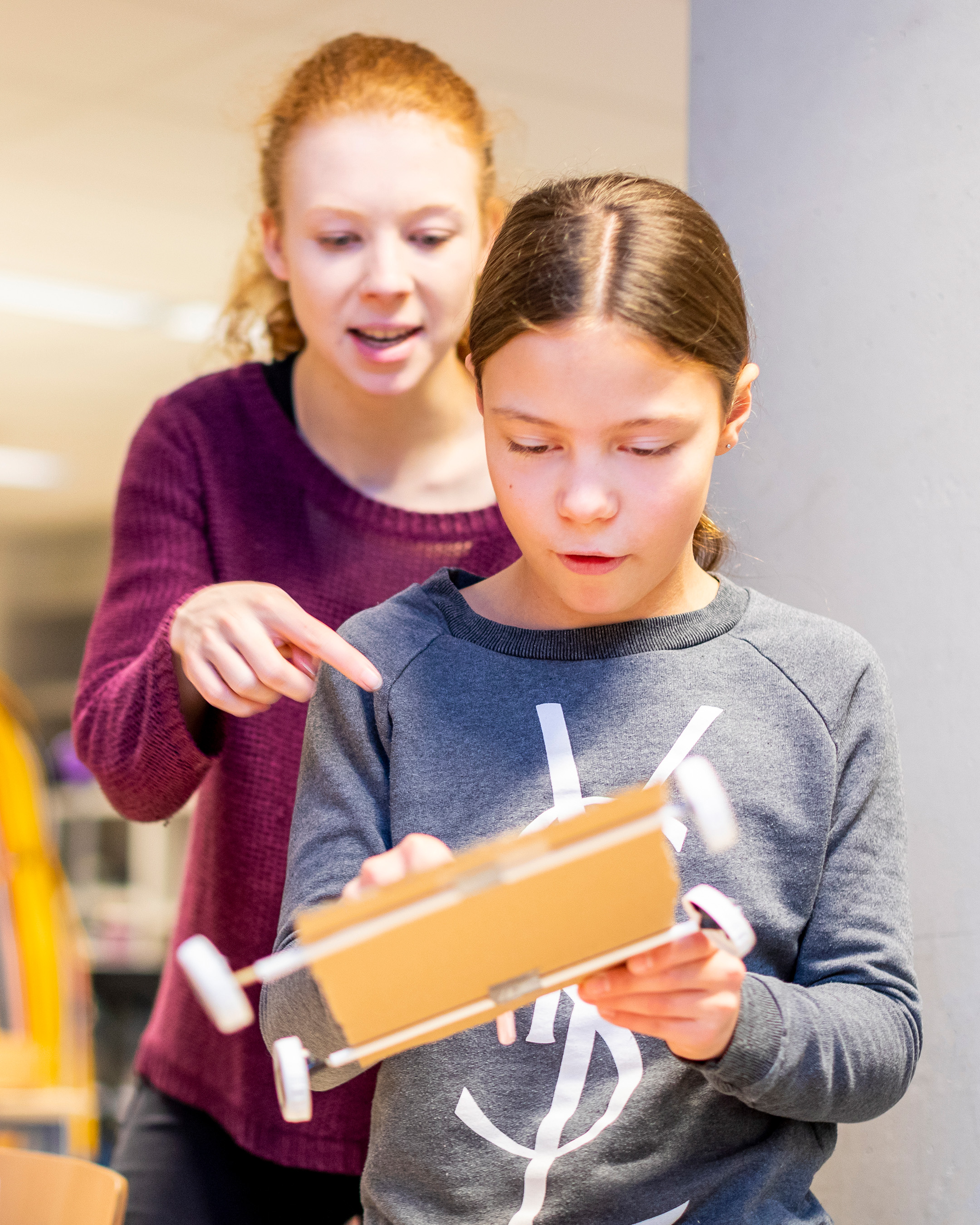 Student deeltijdopleiding tot Leraar Techniek legt leerling opdracht uit