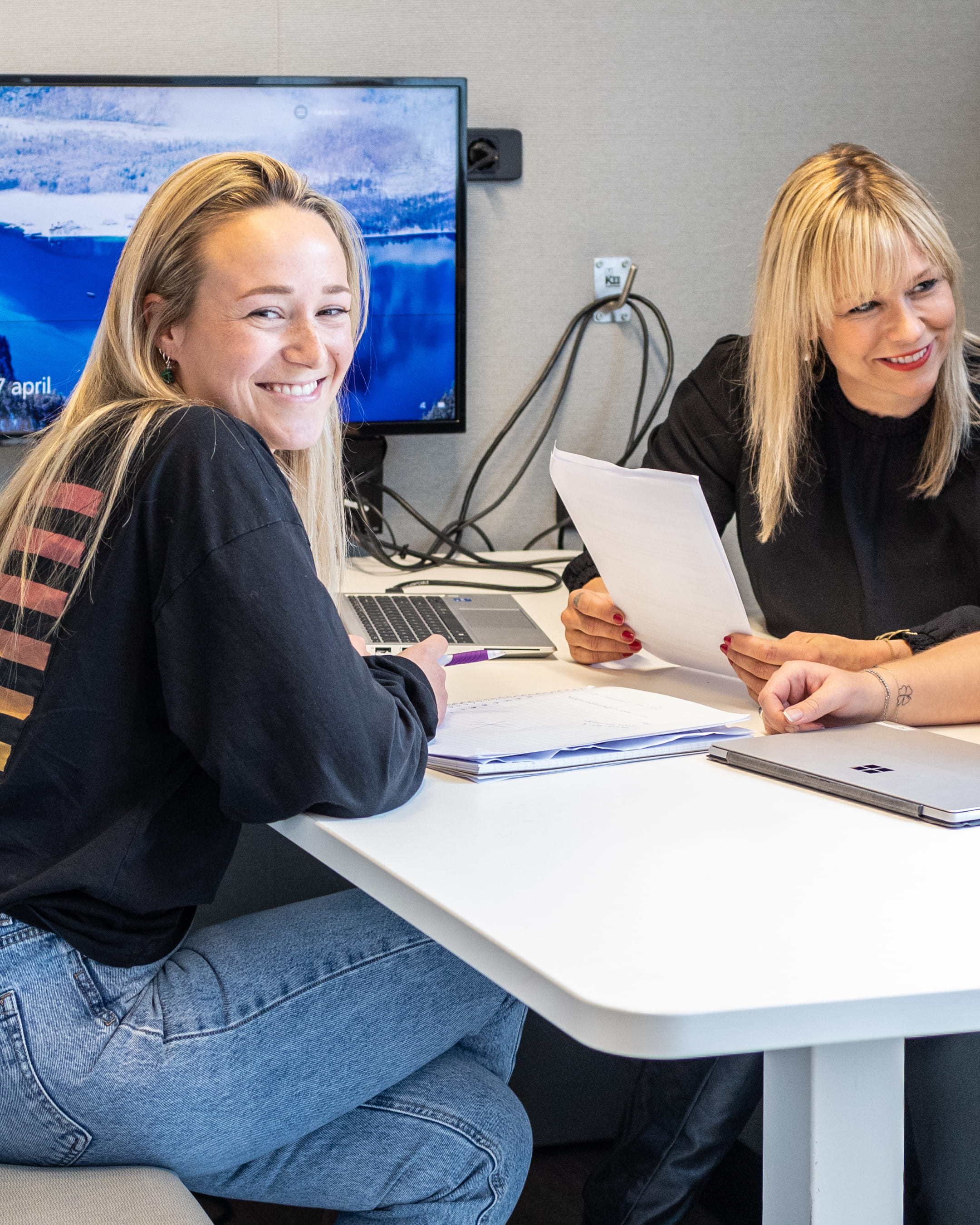 Studenten staan op de foto van de deeltijdopleiding Pedagogiek