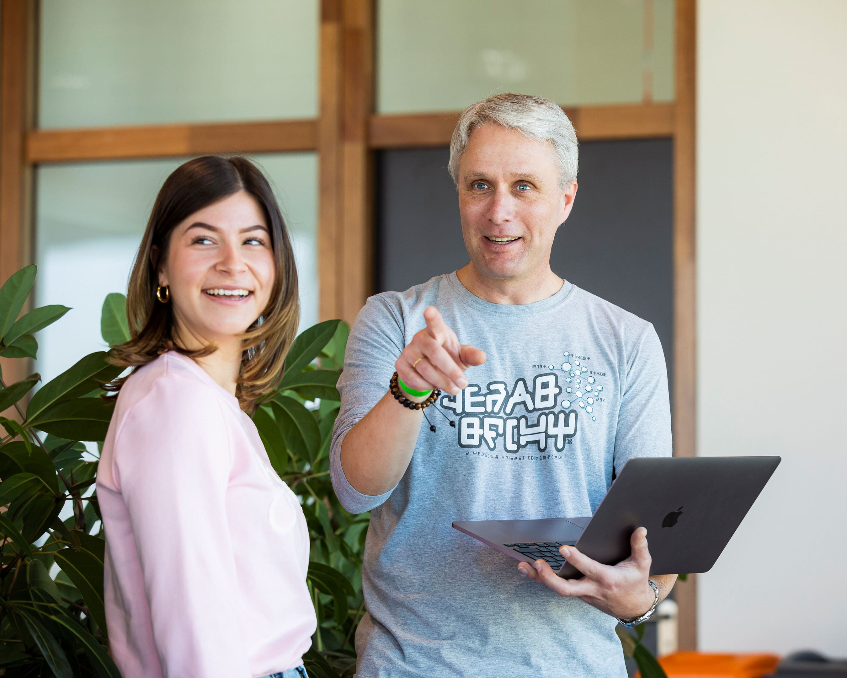 Studenten werken samen aan een opdracht