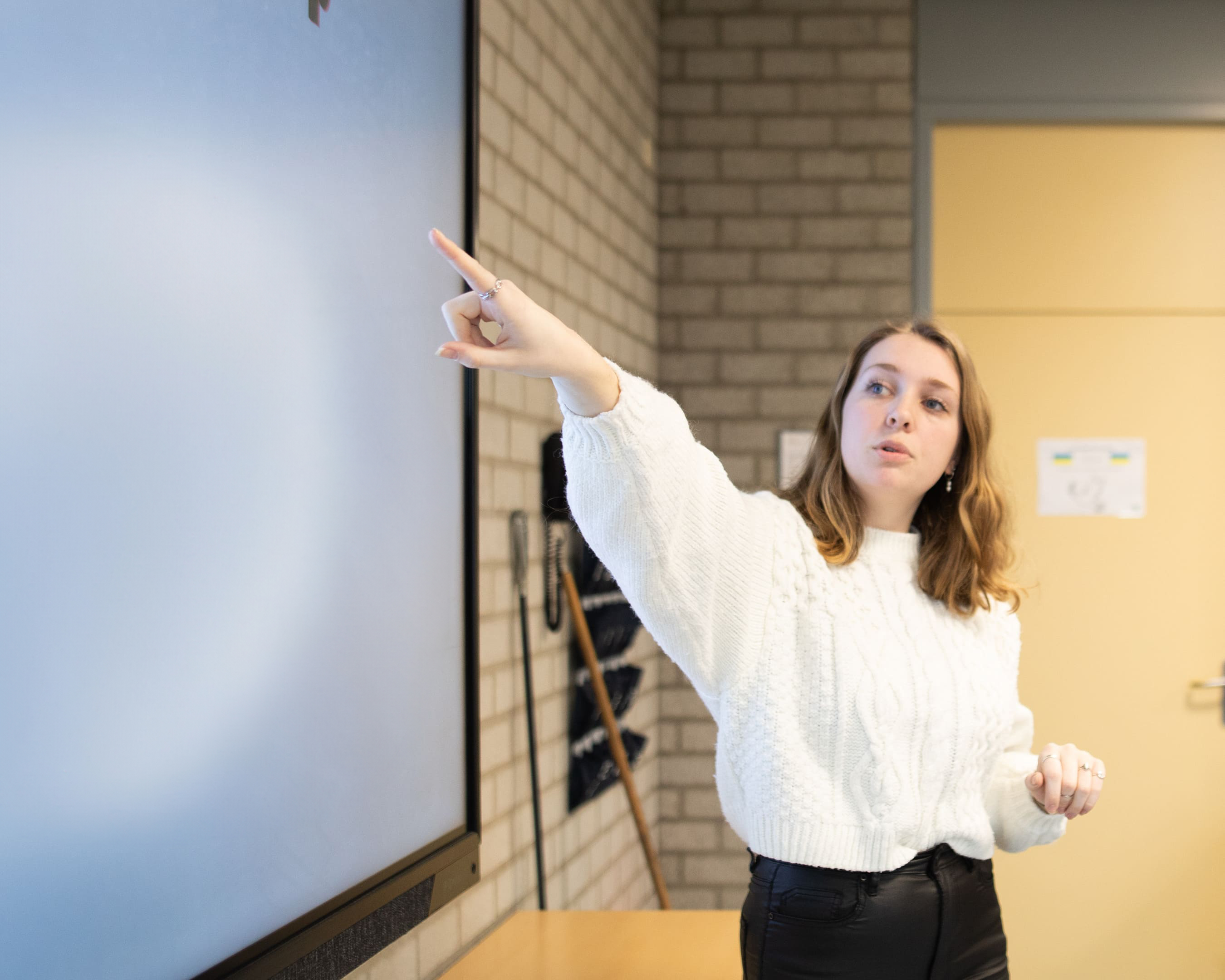 Docent van deeltijdopleiding Leraar Economie geeft een les