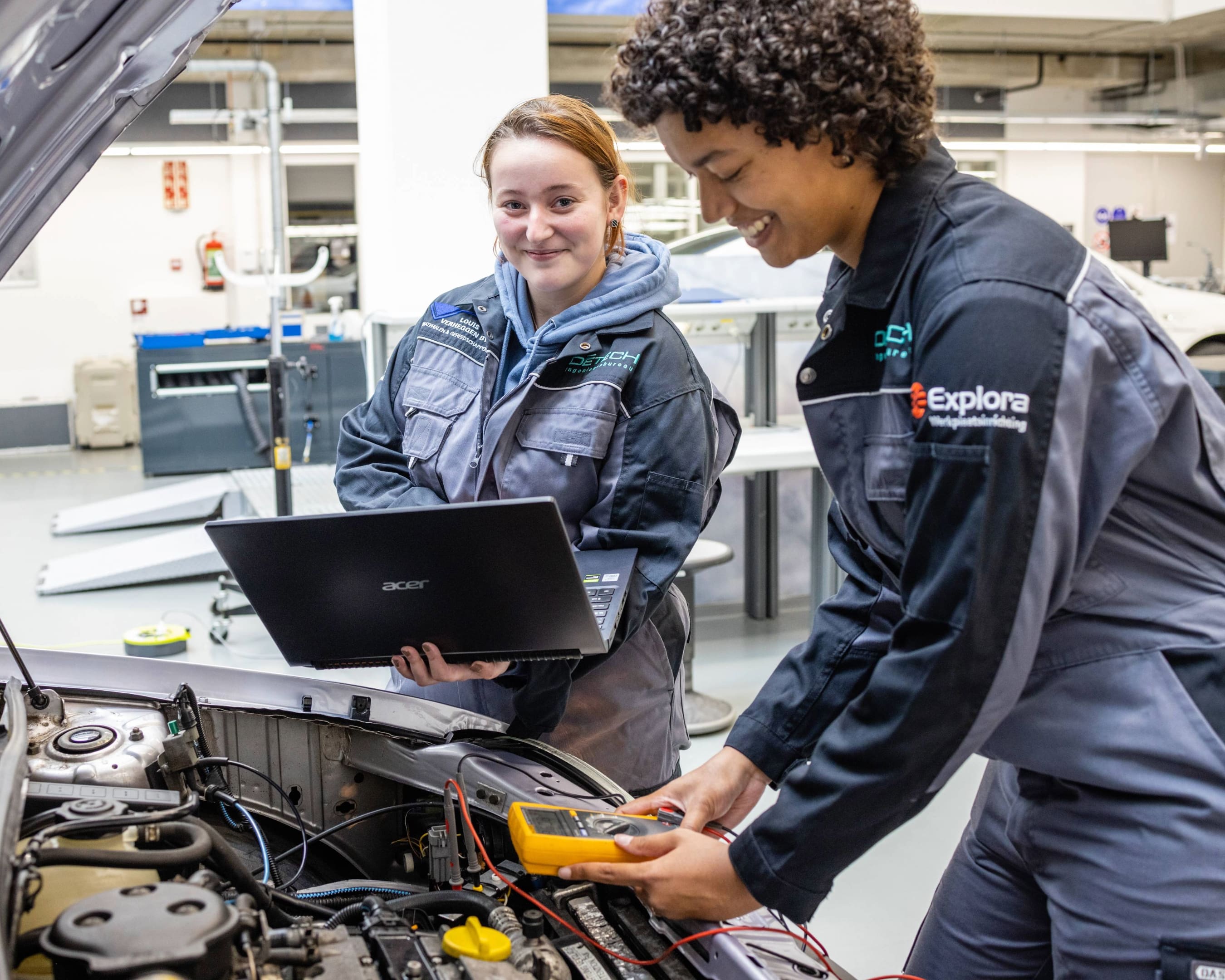 Studenten van Automotive werken samen