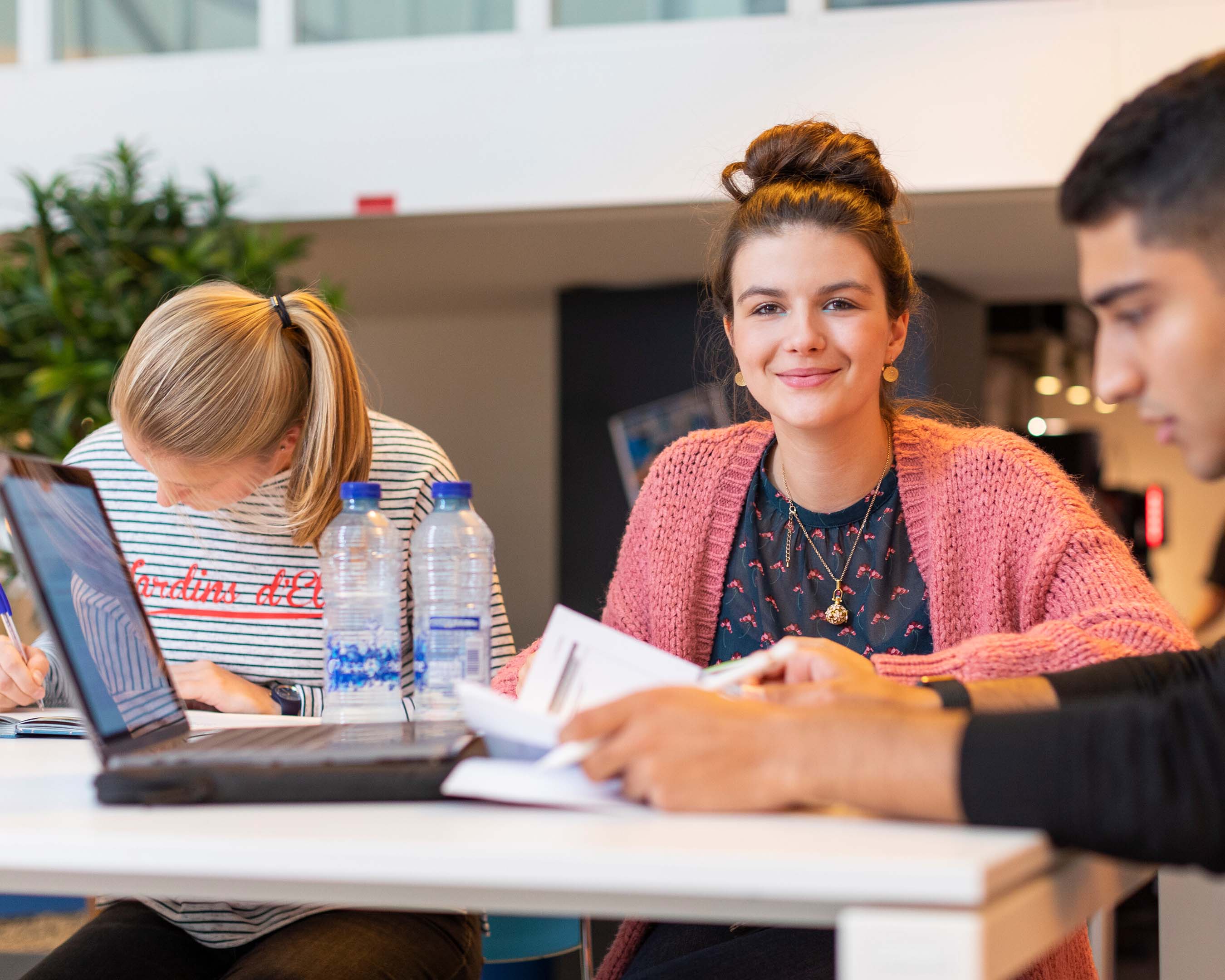 Masterstudenten Leraar Bedrijfseconomie aan tafel