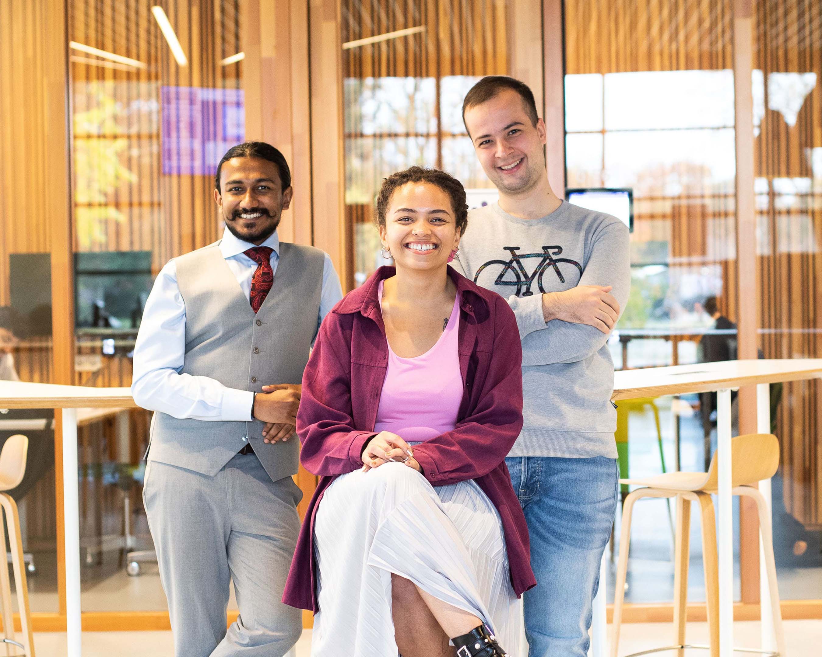 Drie lachende studenten