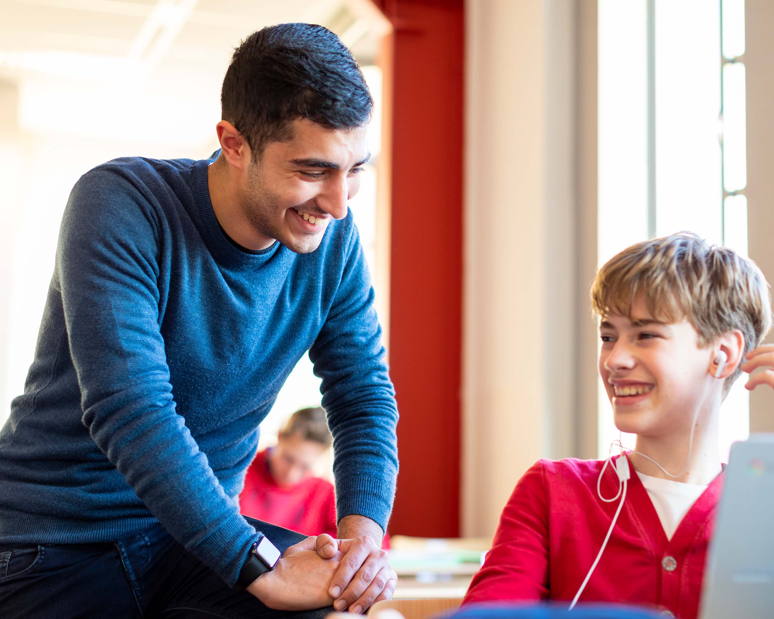 Docent Leraar Nederlands met leerling in de klas