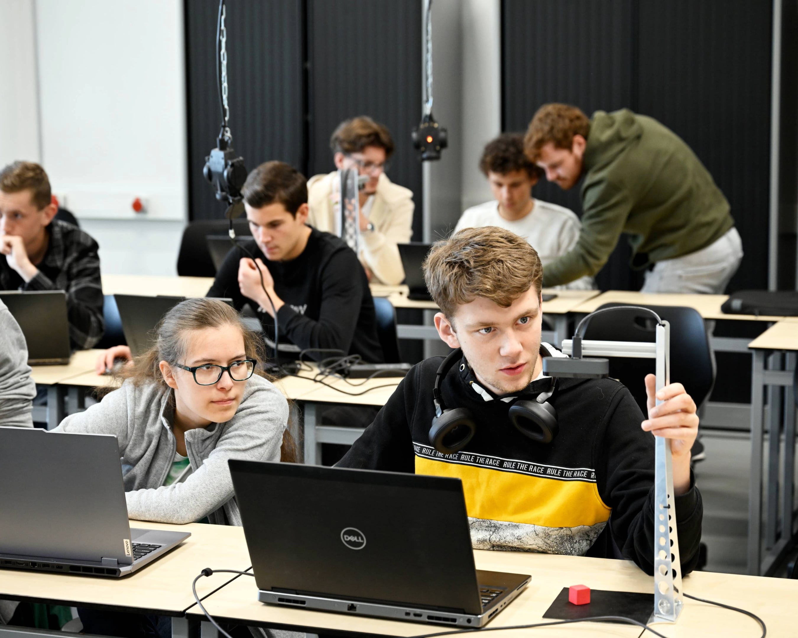 Studenten Mechatronica werken samen aan een project in de klas