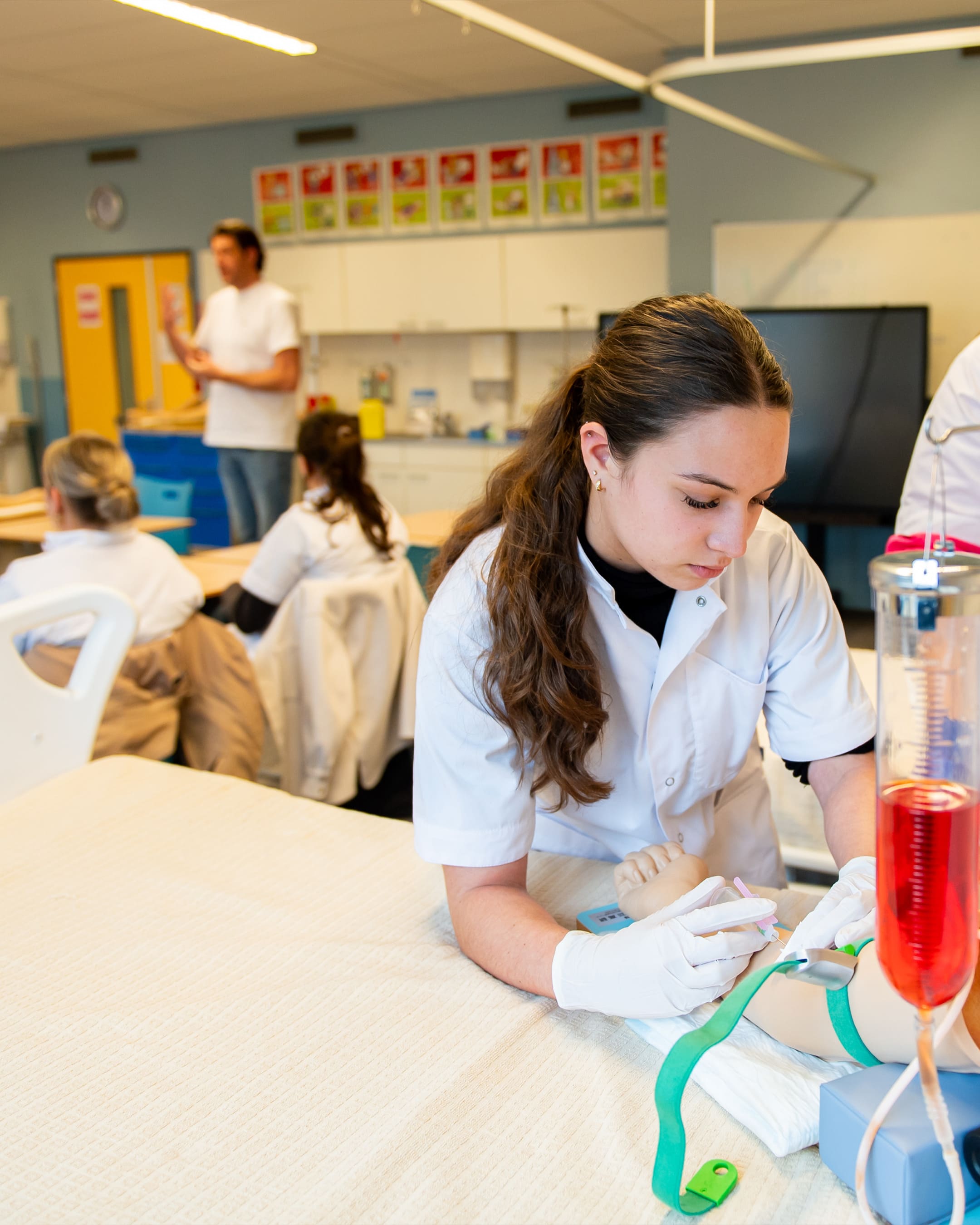 Student Leraar Gezondheidszorg & Welzijn (G&W) is aan het oefenen