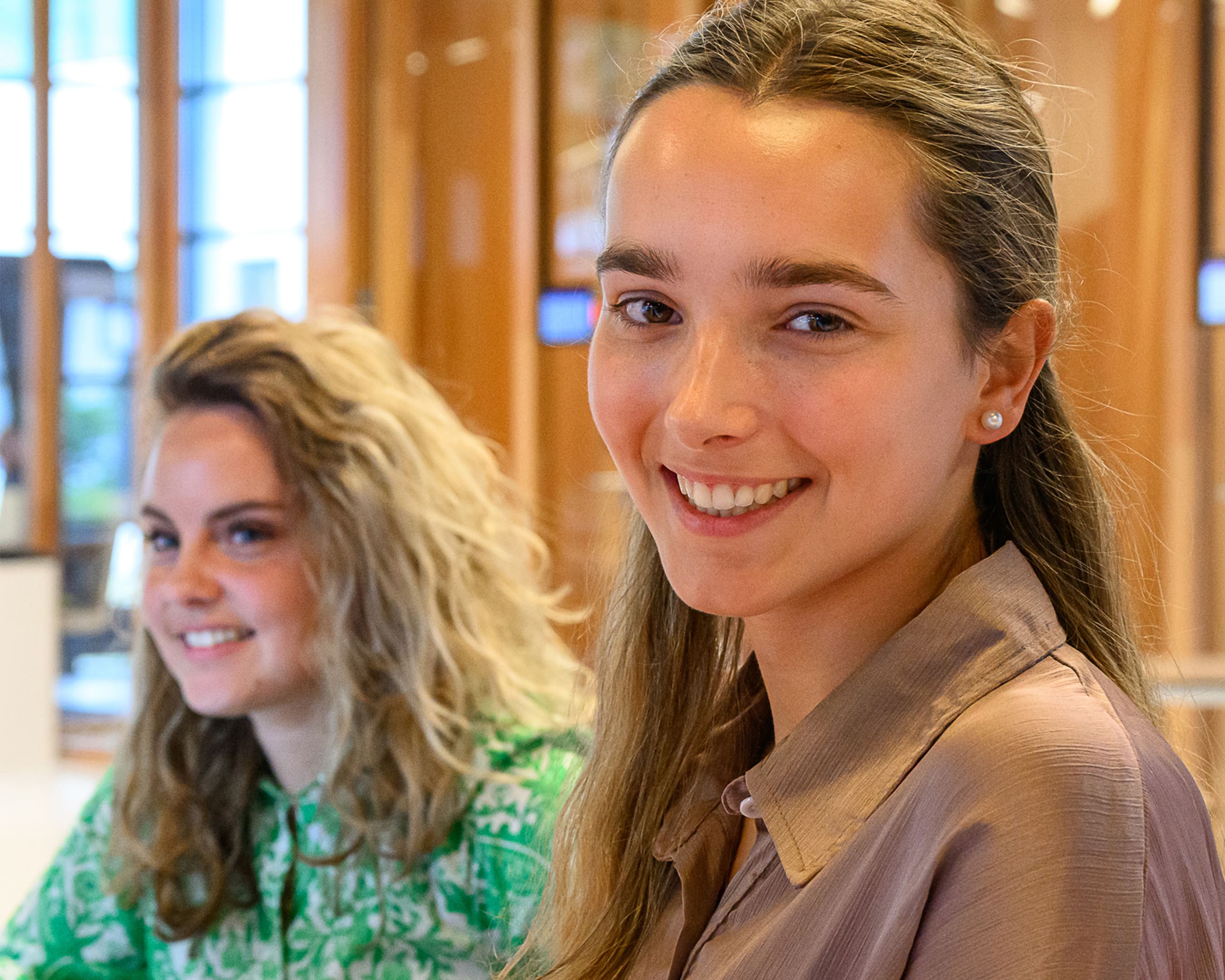 Twee studenten dichtbij in beeld van de opleiding Finance & Control