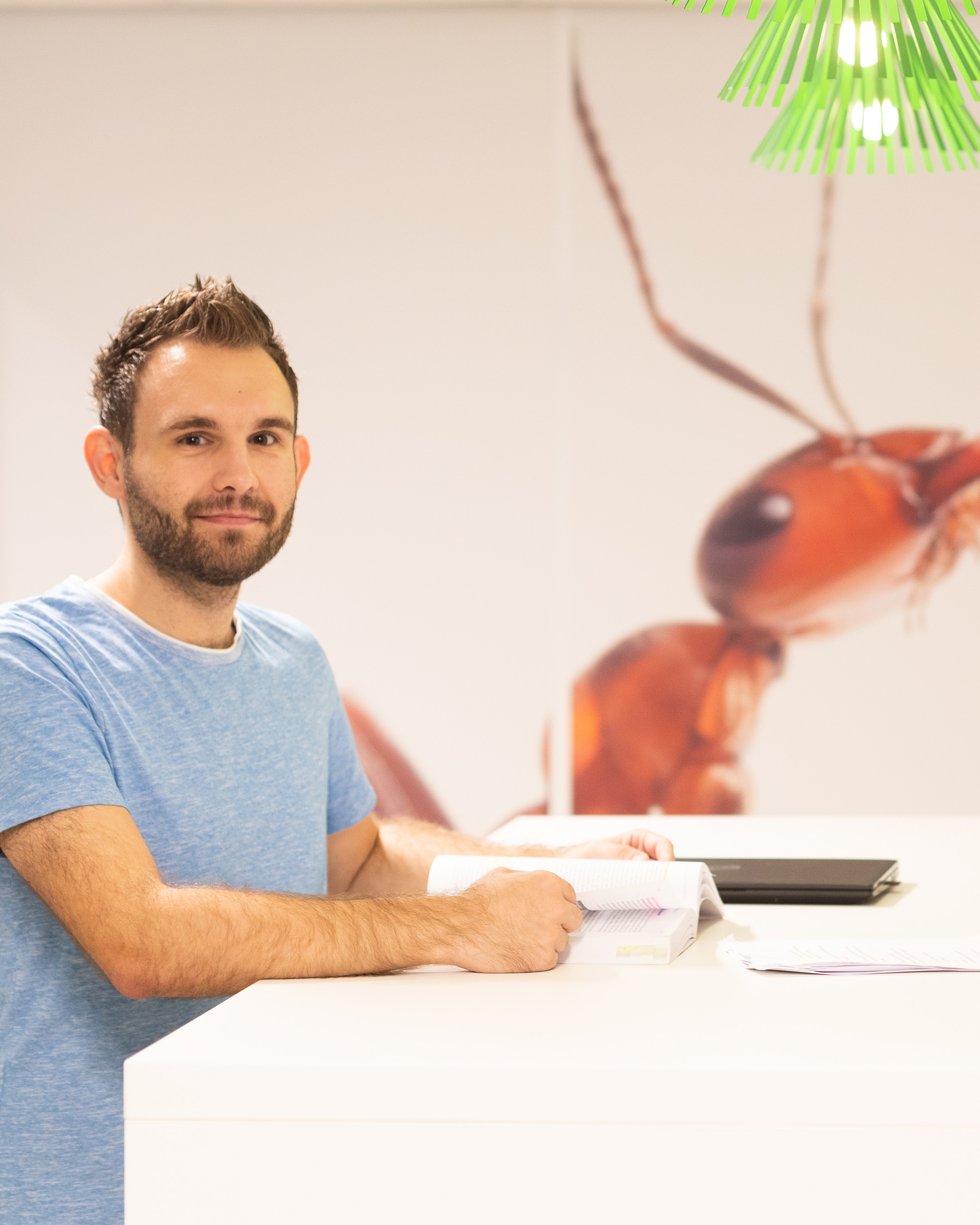 Deeltijdstudent van de studie Leraar Biologie in werkruimte