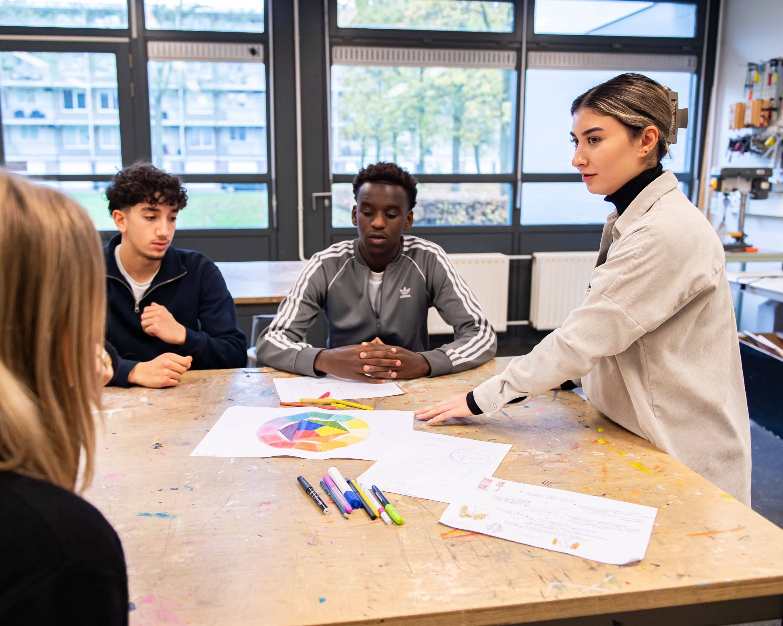 Student staat voor de klas